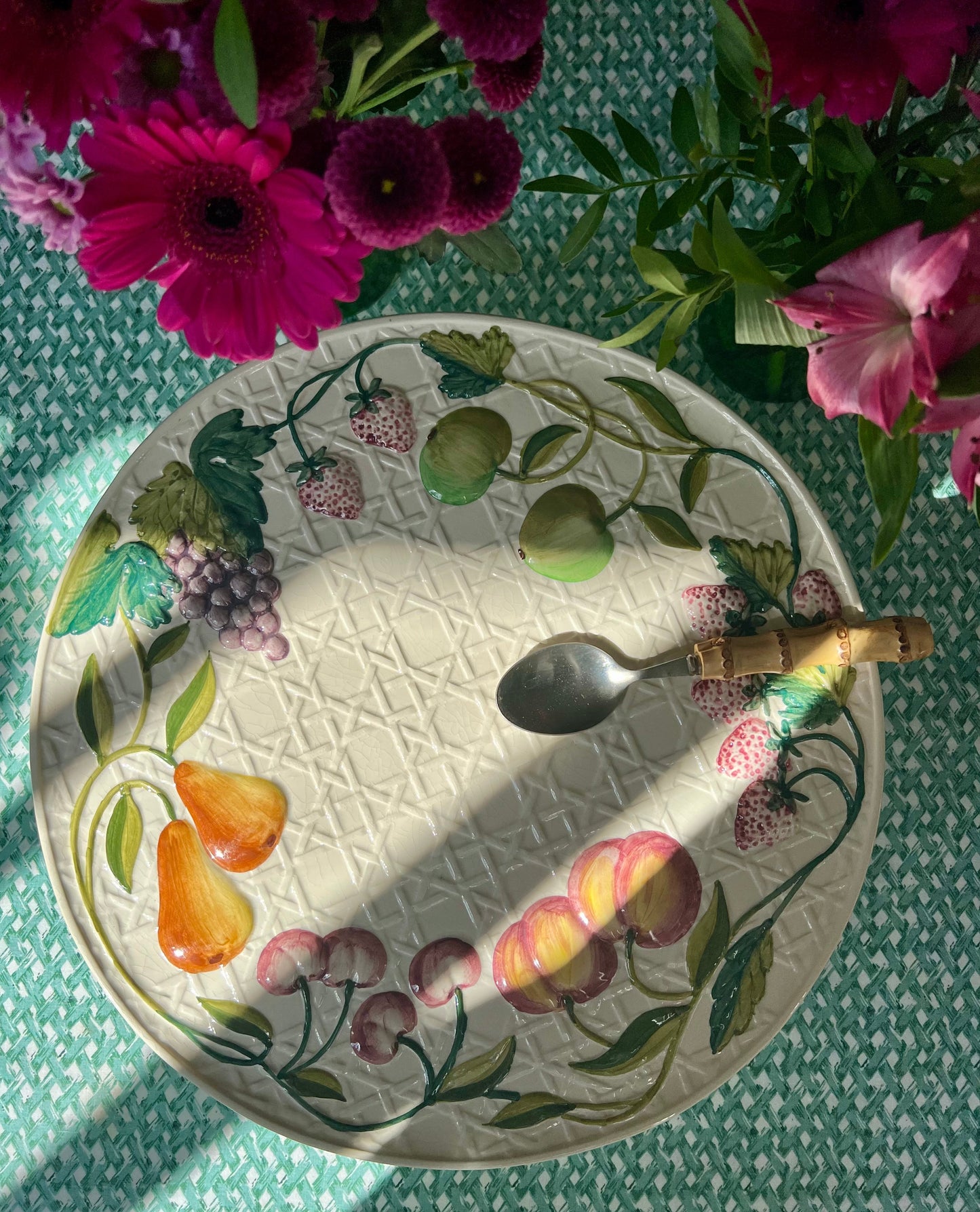 Plat à gateaux cannage et barbotine