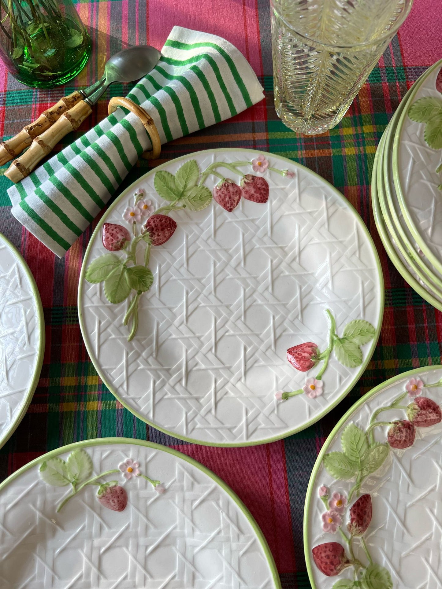 Ensemble de 8 assiettes à dessert et un grand plat cannage et fraises