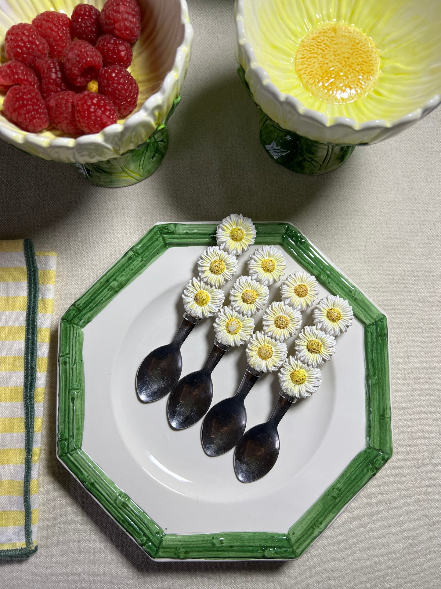 4 coupelles marguerite et cuillères