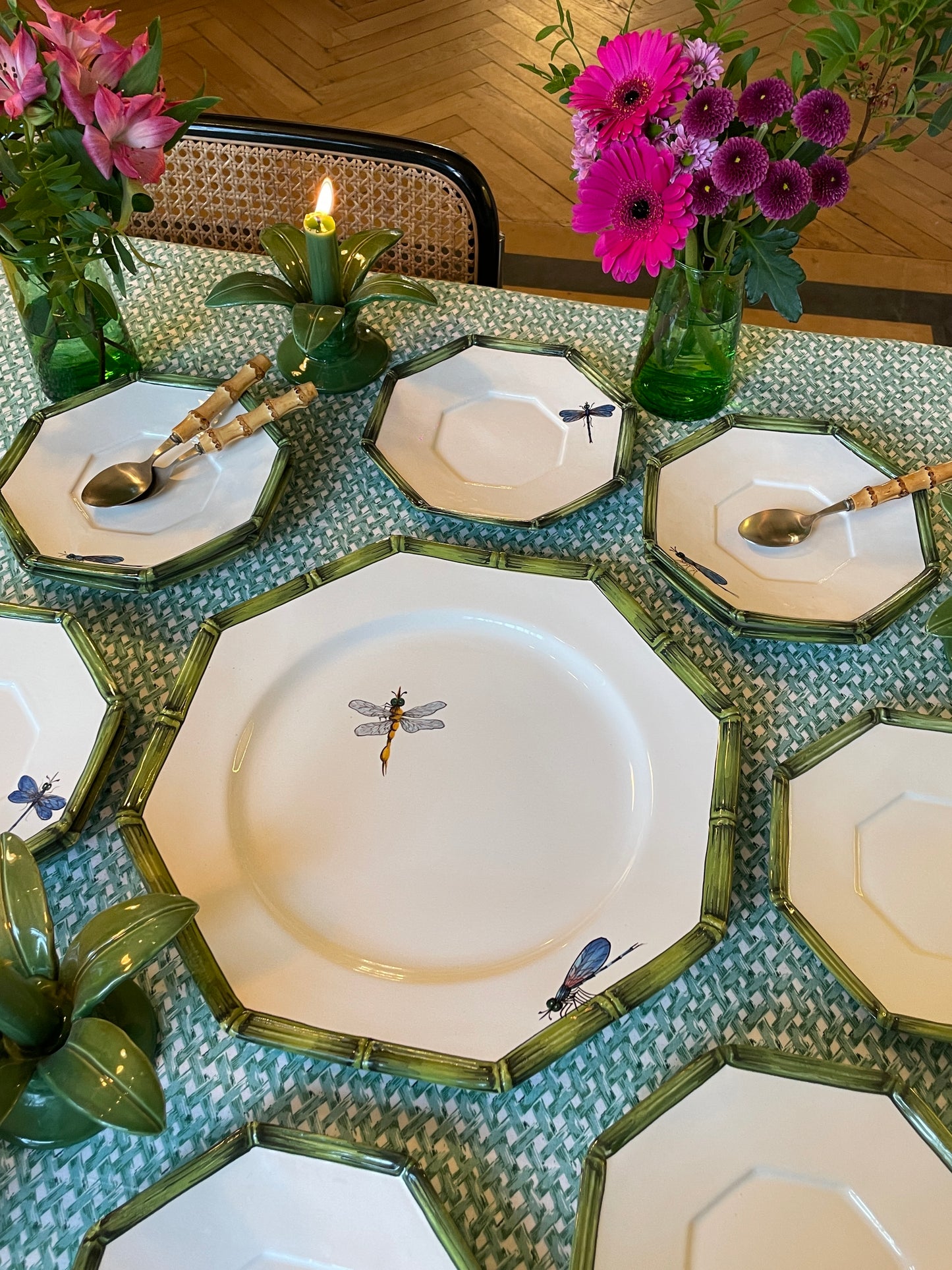7 assiettes à dessert et un plat décor bambou et libellules Made in Italy