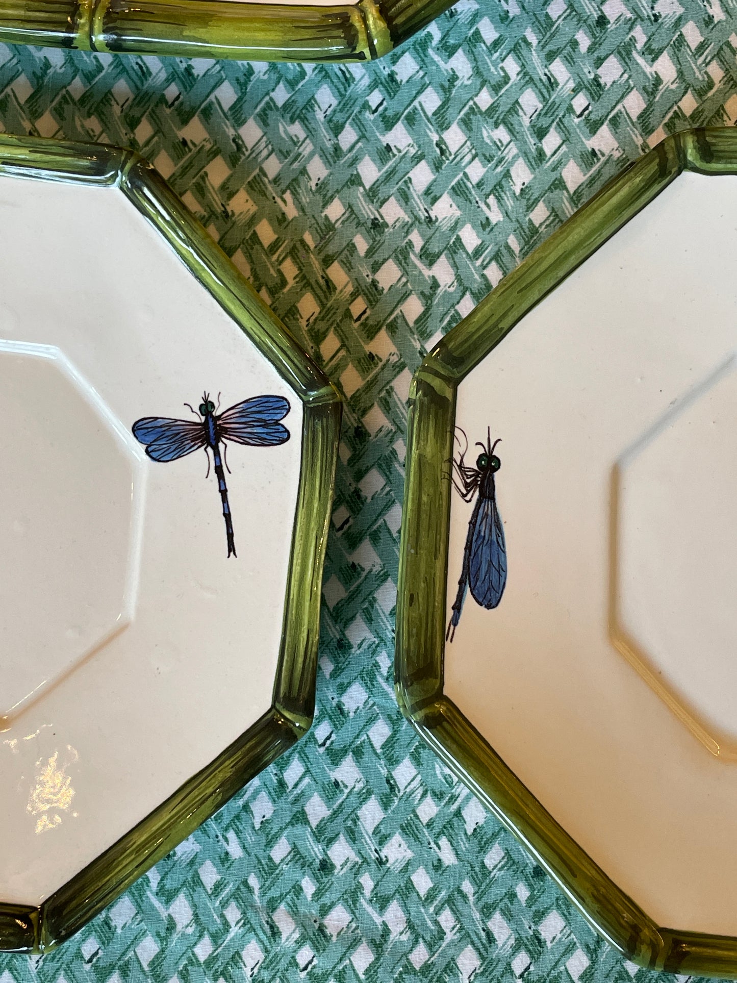 7 assiettes à dessert et un plat décor bambou et libellules Made in Italy