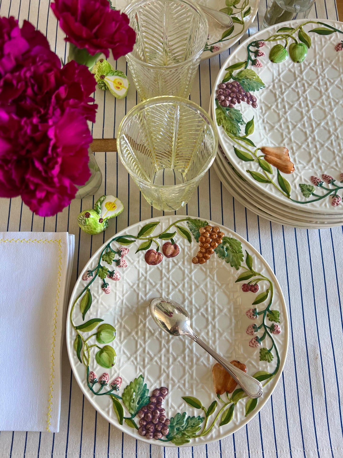 8 assiettes à dessert fruits et cannage