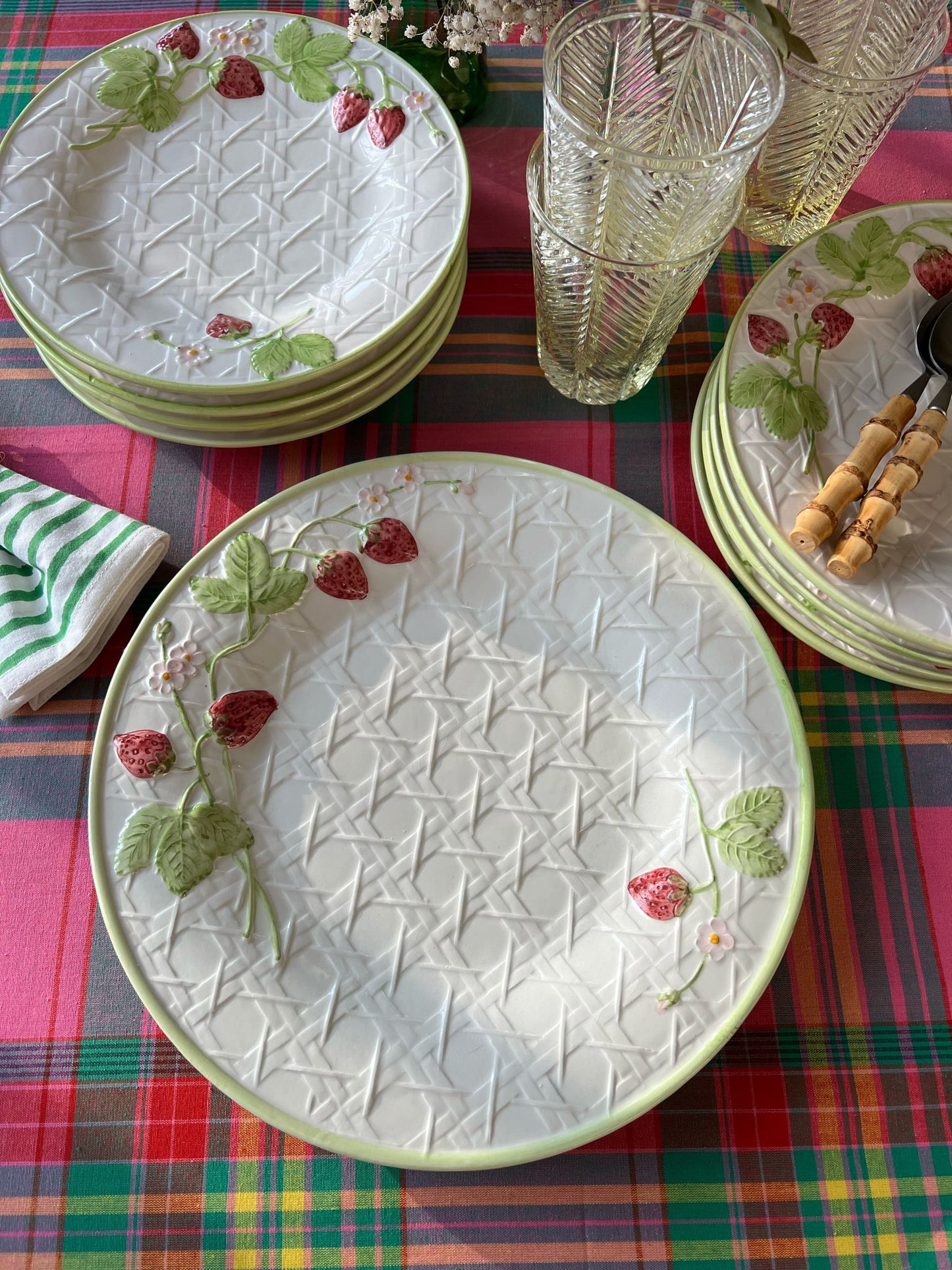 Ensemble de 8 assiettes à dessert et un grand plat cannage et fraises