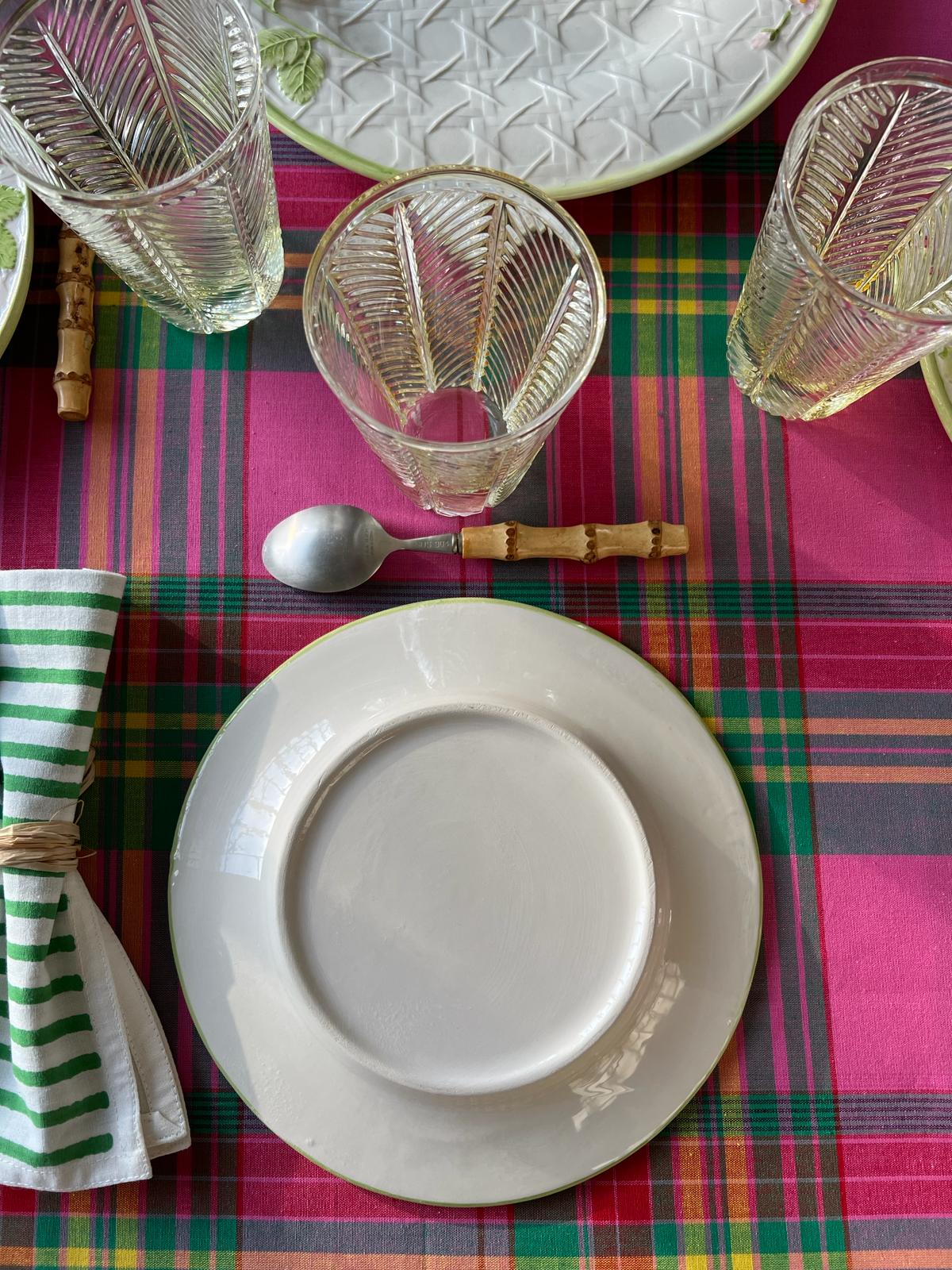 Ensemble de 8 assiettes à dessert et un grand plat cannage et fraises
