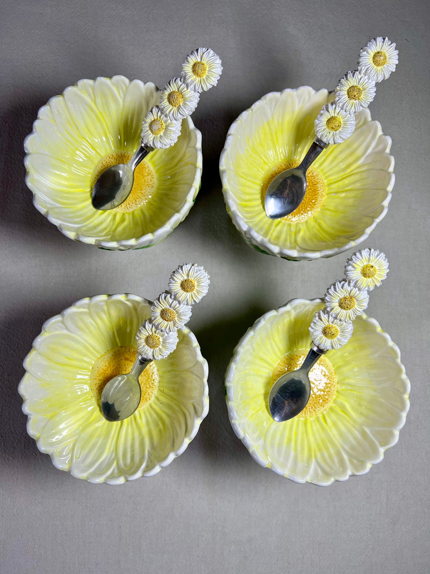 4 coupelles marguerite et cuillères