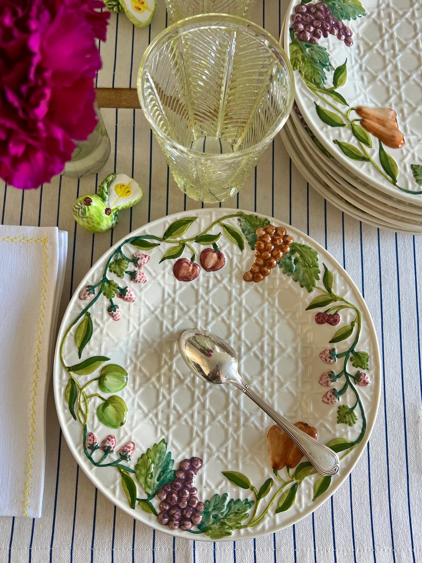 8 assiettes à dessert fruits et cannage