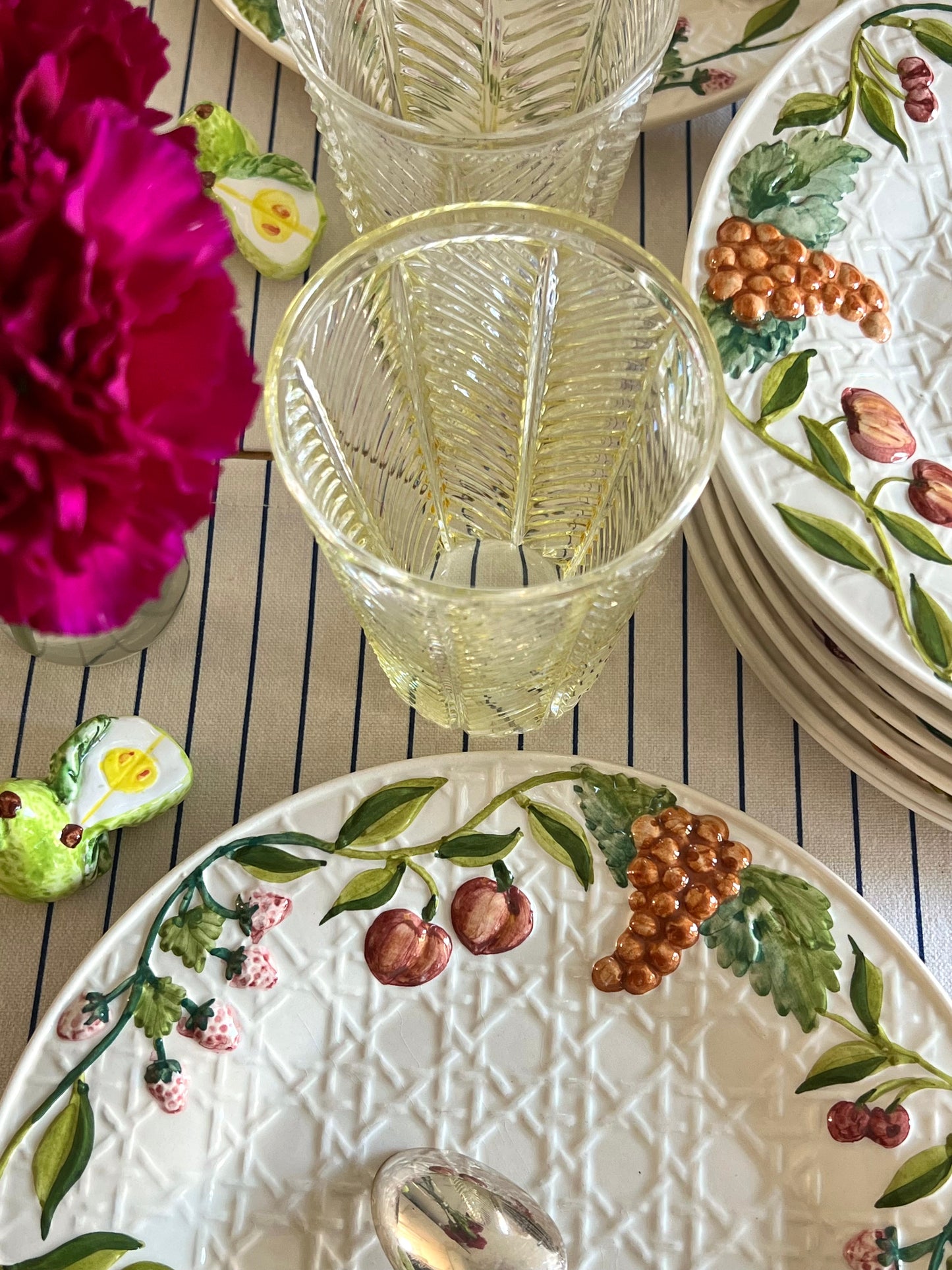 8 assiettes à dessert fruits et cannage