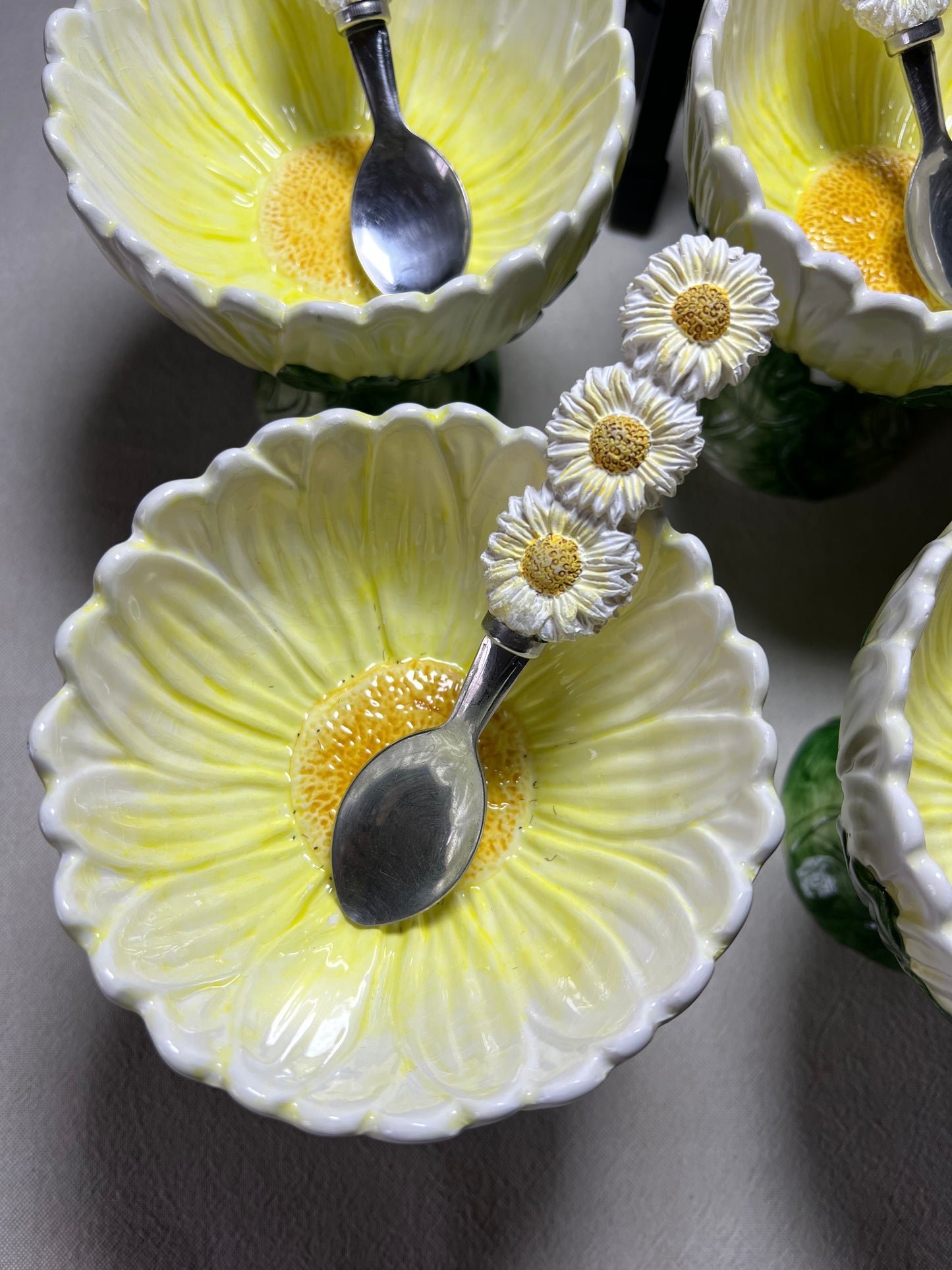 4 coupelles marguerite et cuillères
