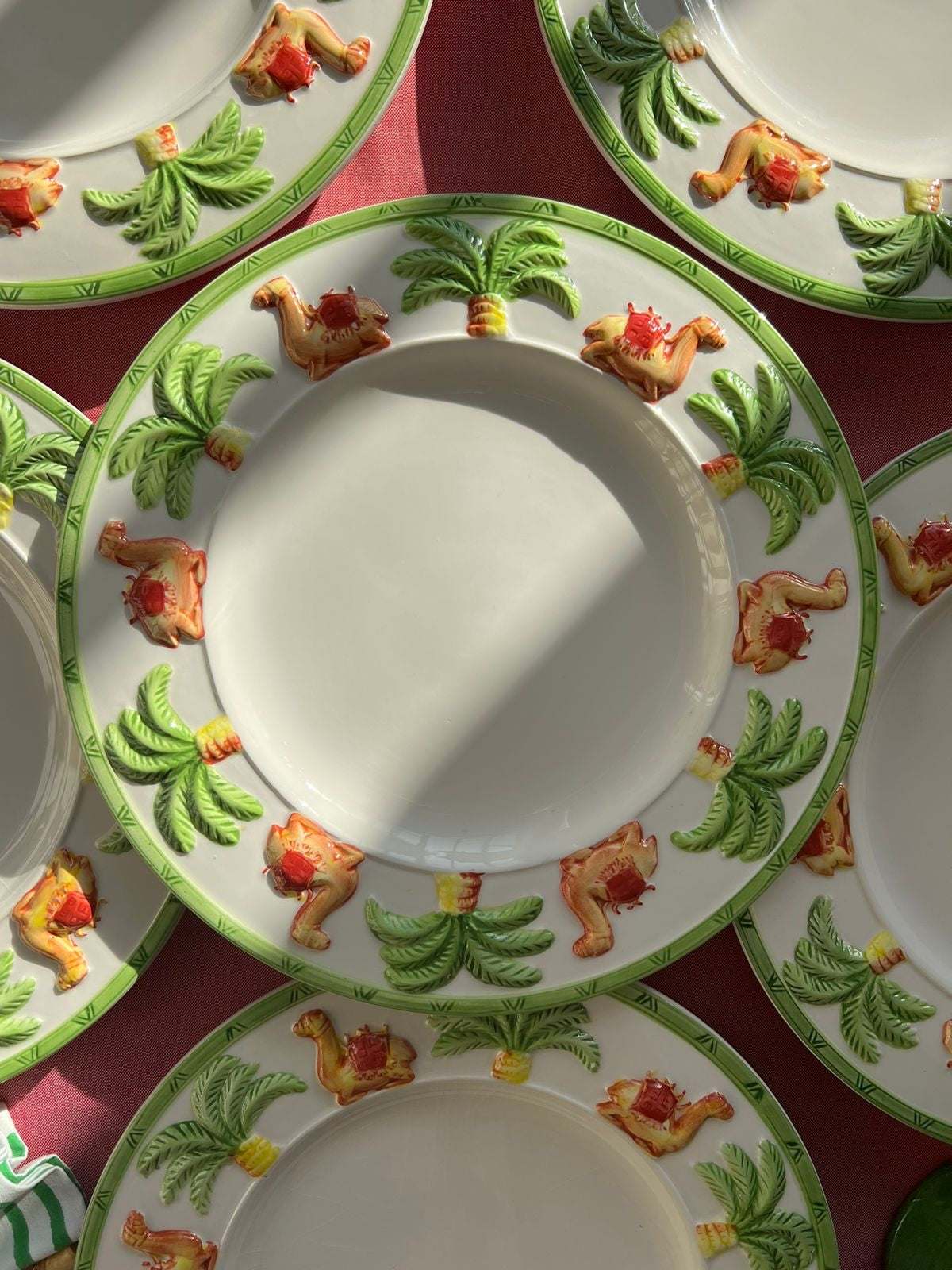 6 assiettes plates décor palmiers et dromadaires