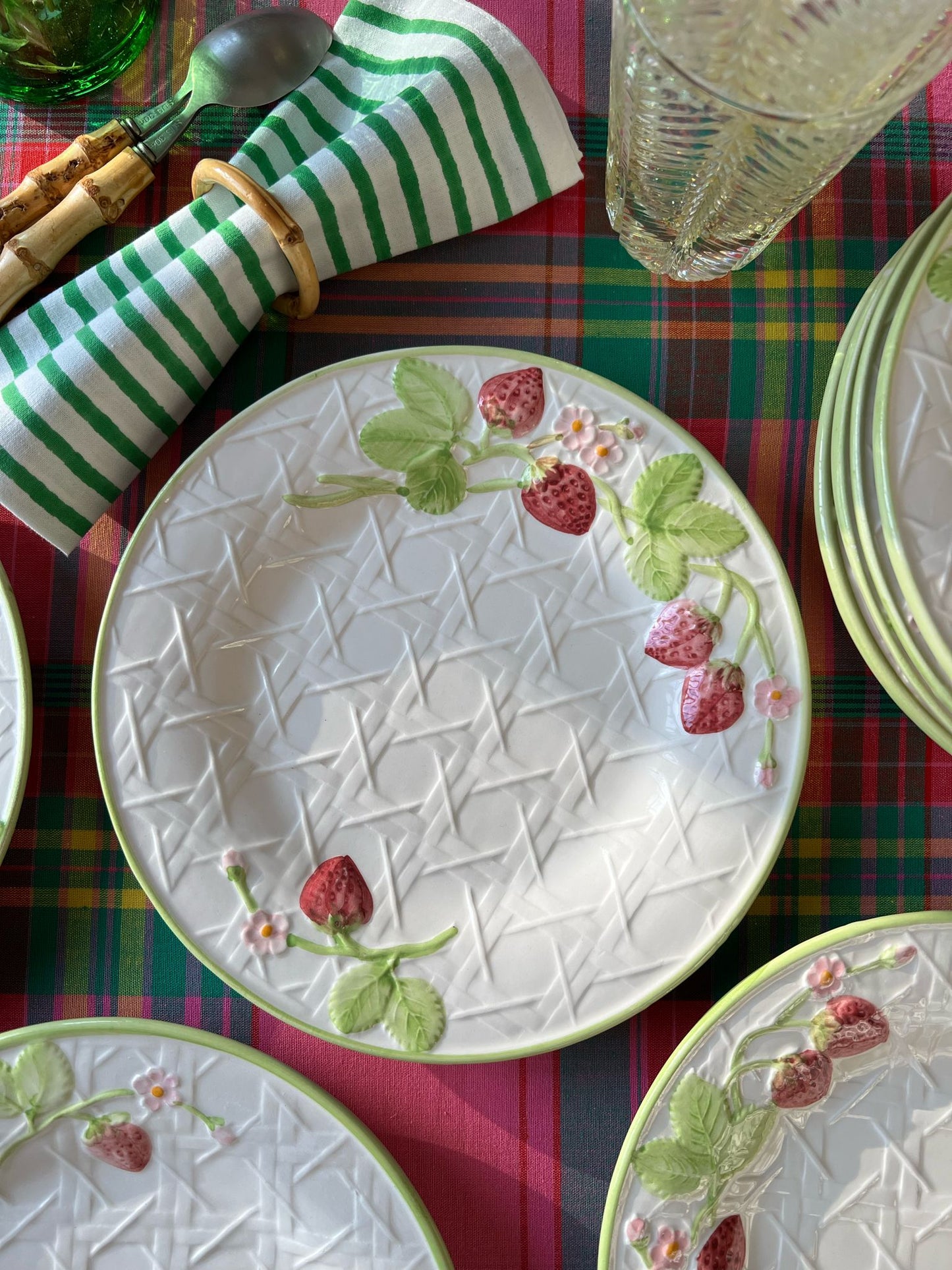 Ensemble de 8 assiettes à dessert et un grand plat cannage et fraises