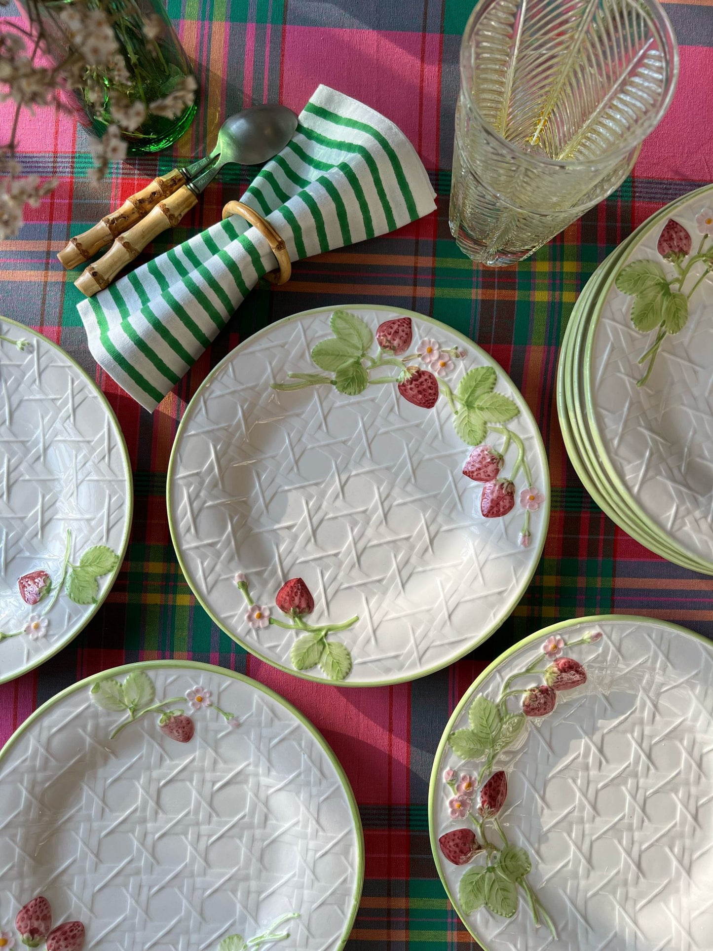 Ensemble de 8 assiettes à dessert et un grand plat cannage et fraises