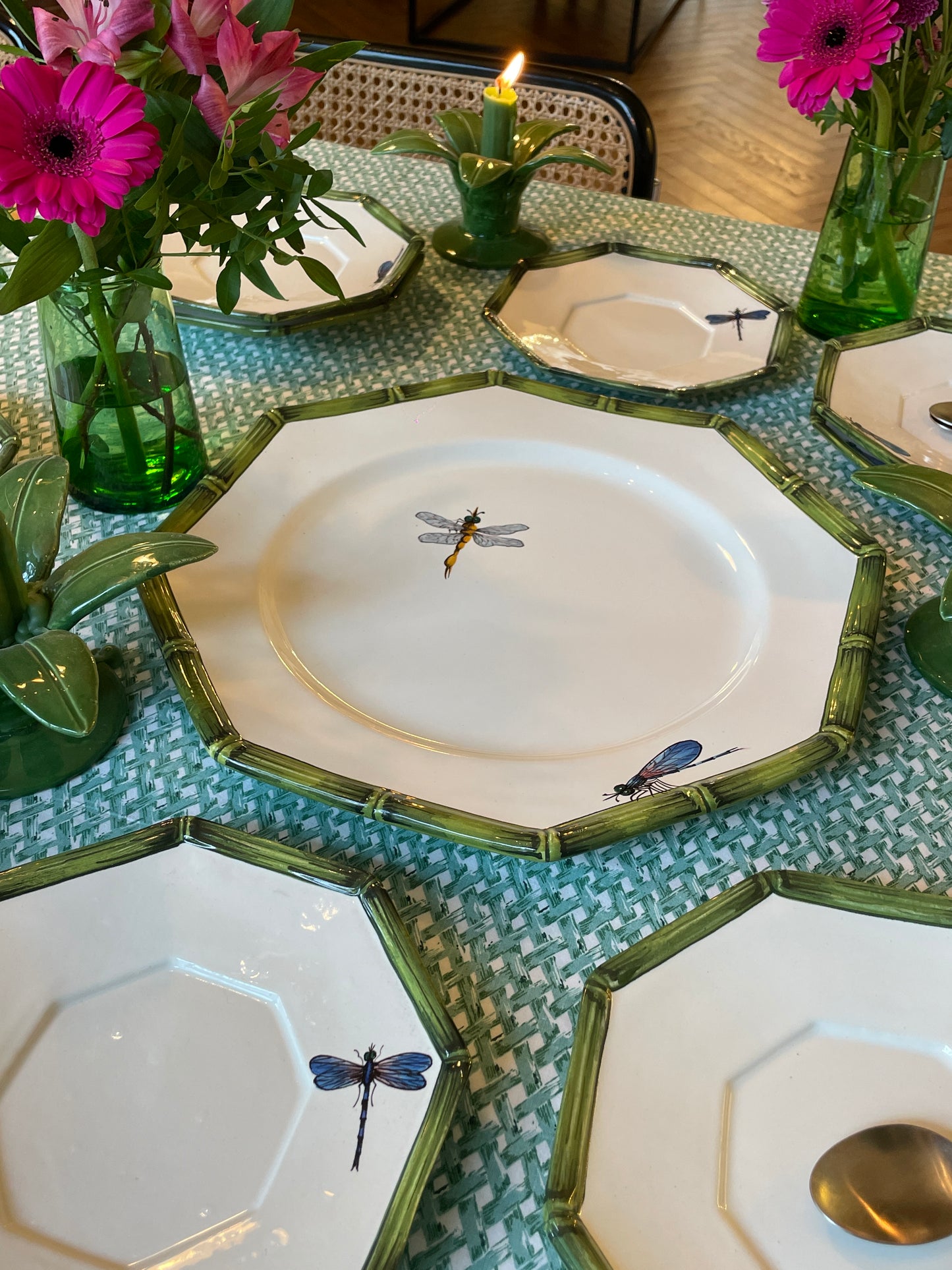7 assiettes à dessert et un plat décor bambou et libellules Made in Italy