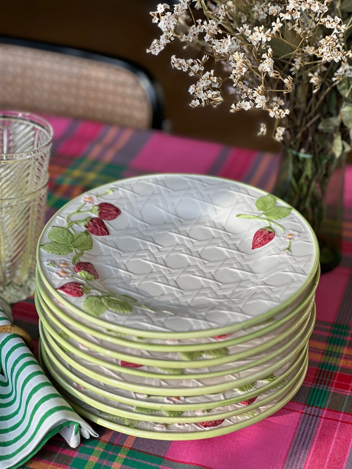 Ensemble de 8 assiettes à dessert et un grand plat cannage et fraises