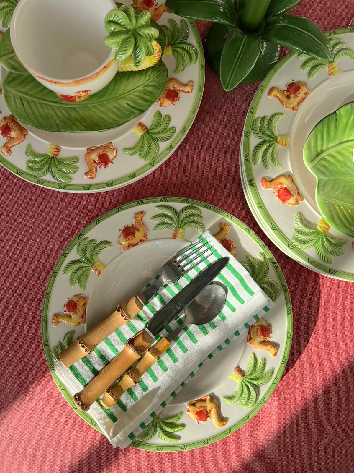6 assiettes plates décor palmiers et dromadaires