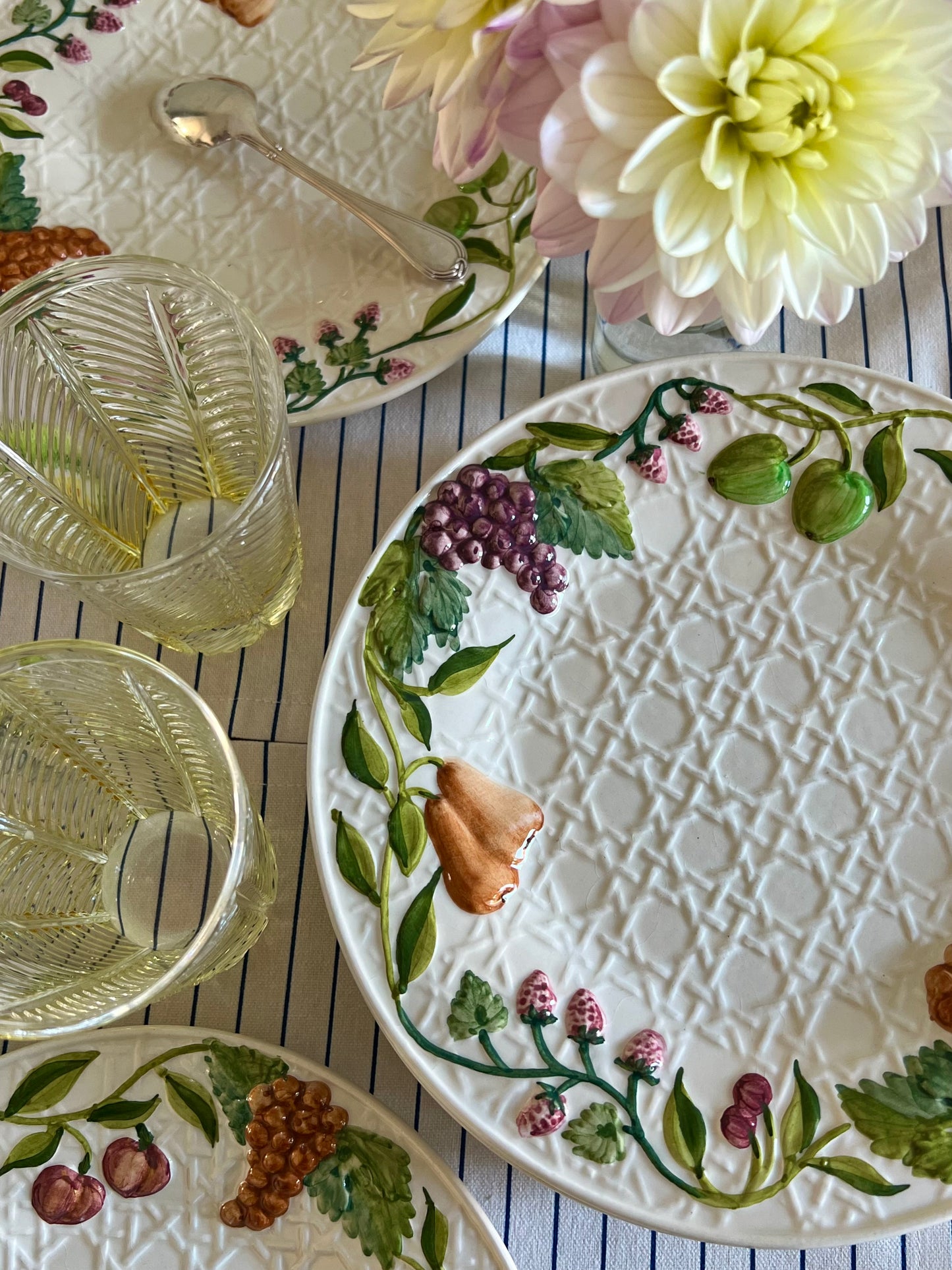 8 assiettes à dessert fruits et cannage