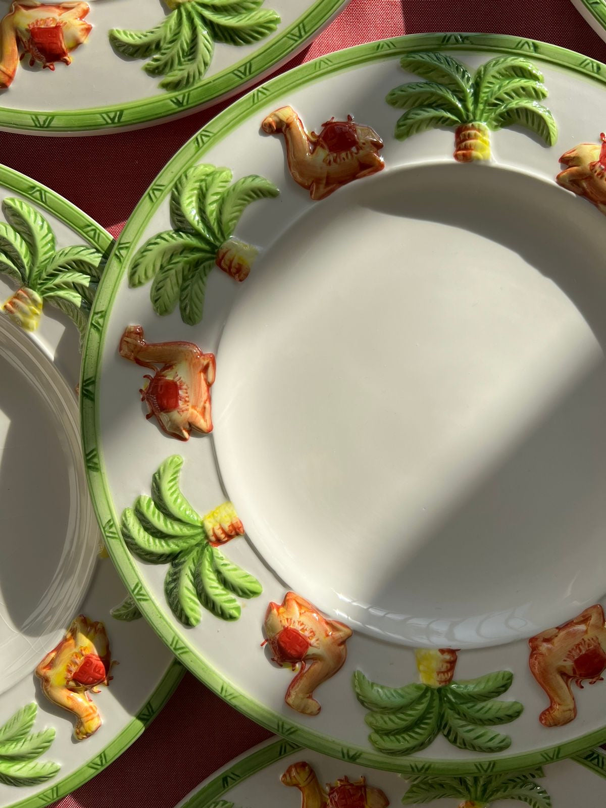 6 assiettes plates décor palmiers et dromadaires