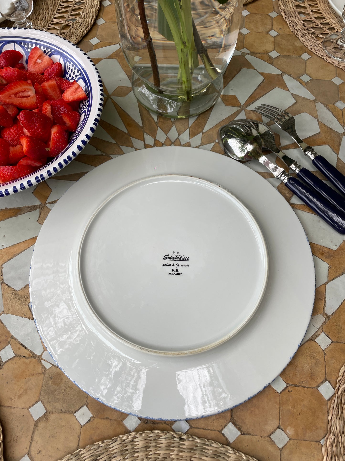 Grand plat peint à la main