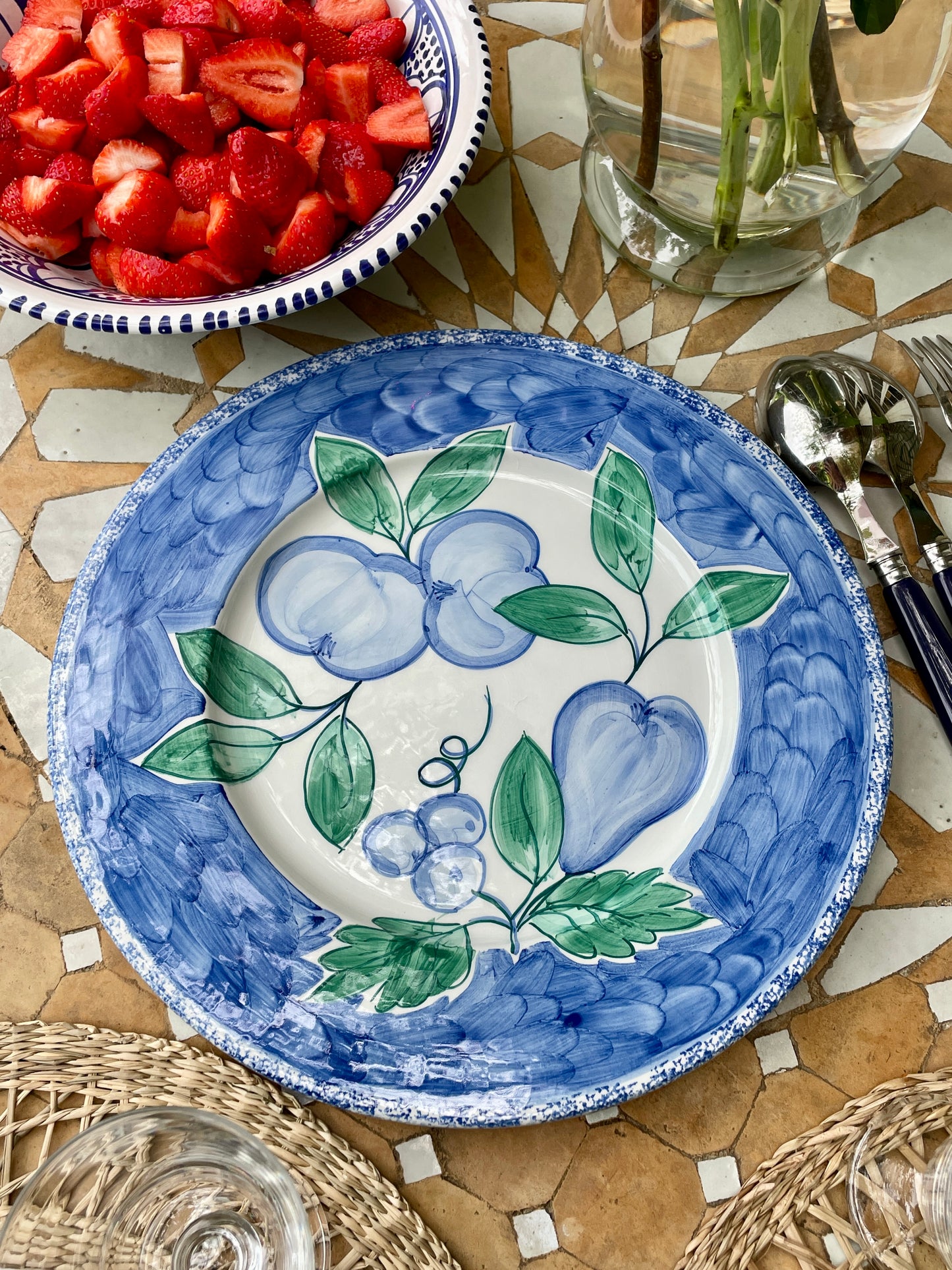 Grand plat peint à la main