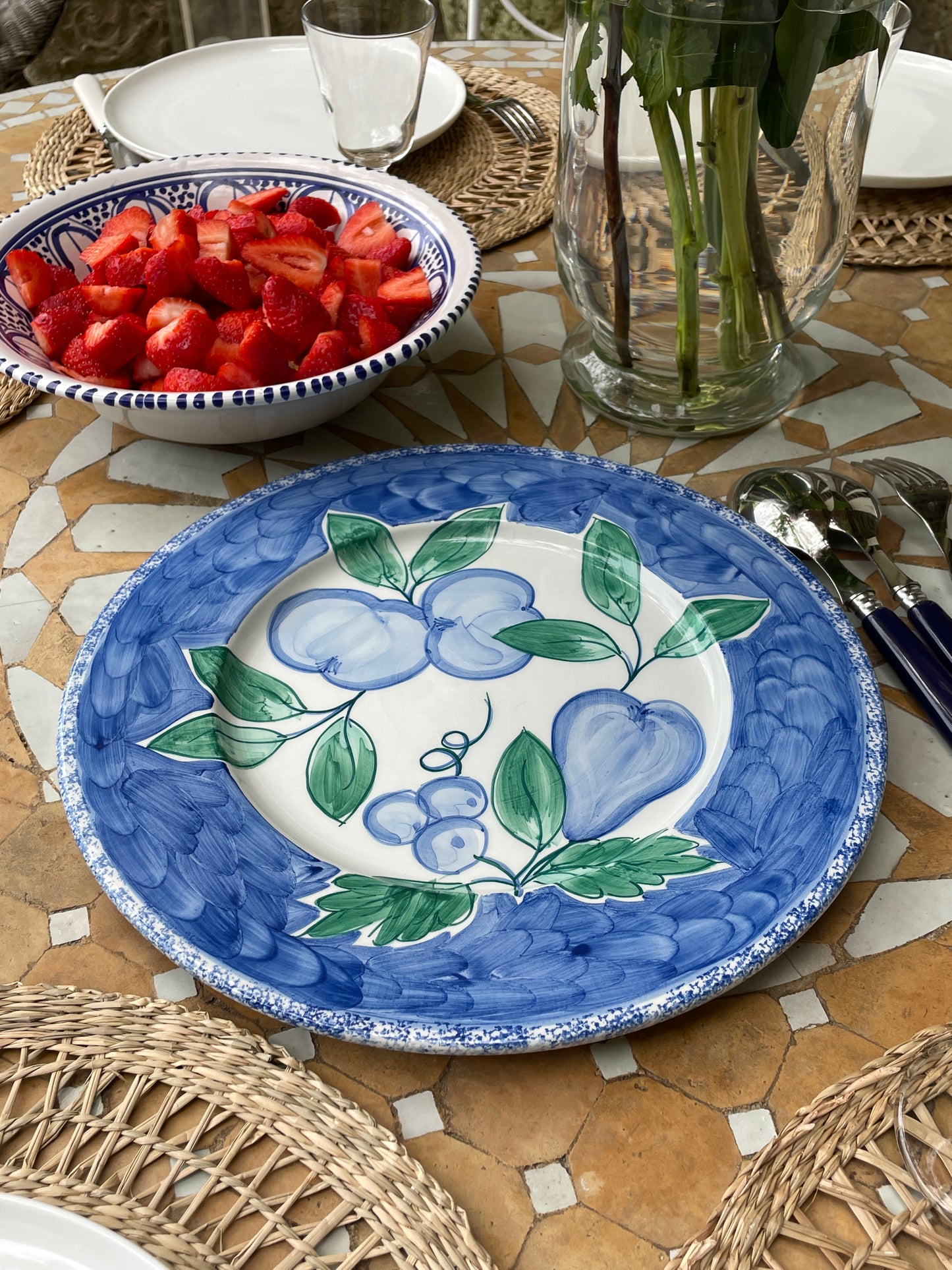 Grand plat peint à la main