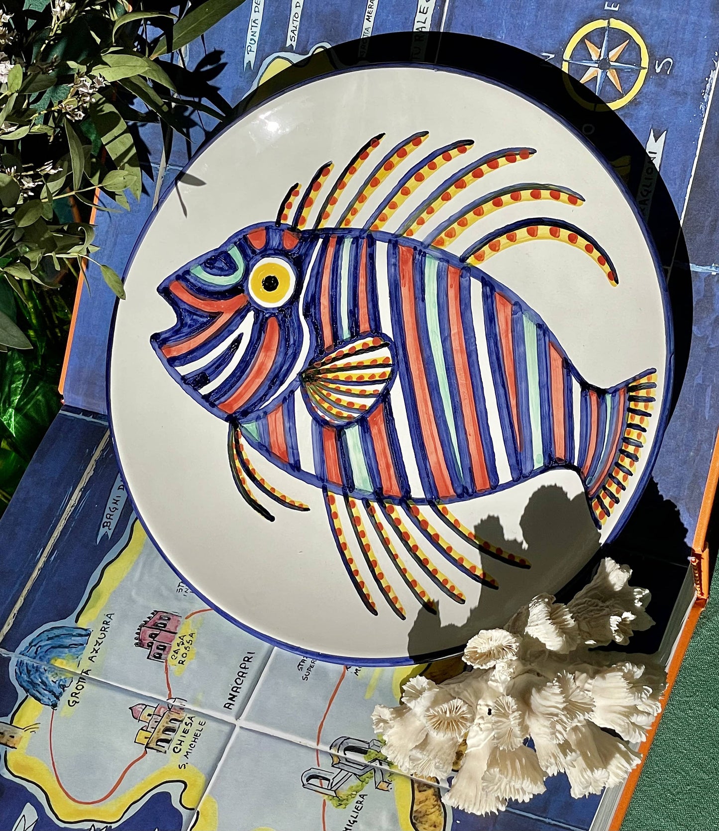 Plat décor poisson peint à la main