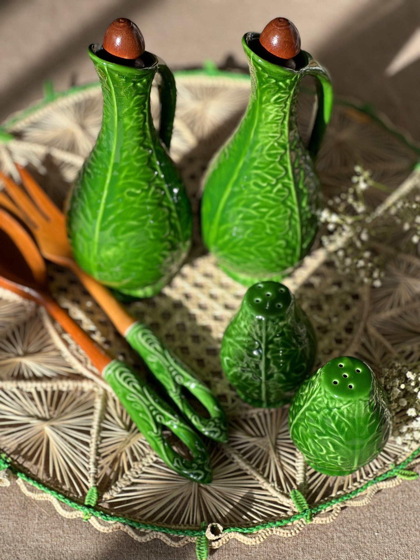 Ensemble huilier/vinaigrier, couverts à salade et salière/poivrière