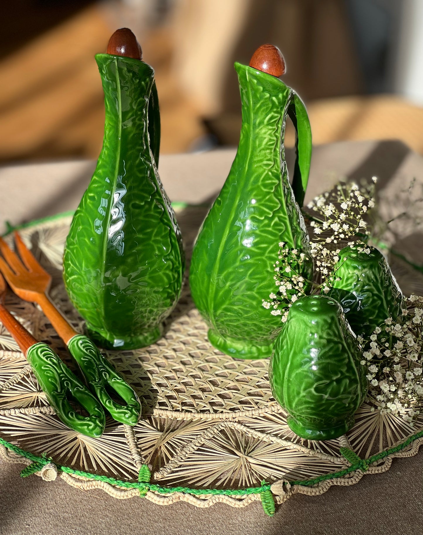 Ensemble huilier/vinaigrier, couverts à salade et salière/poivrière