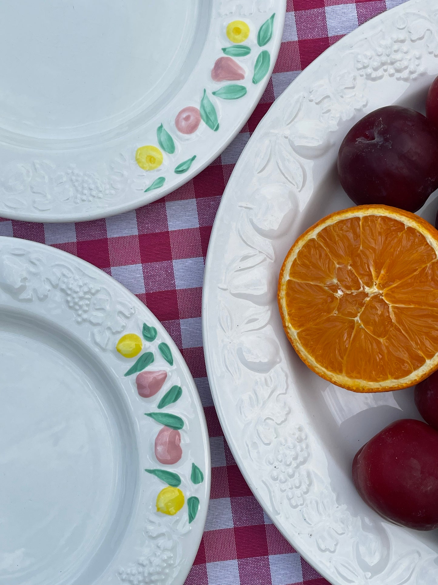 13 assiettes à dessert et 2 grands plats ronds décor fruits Made in Italy