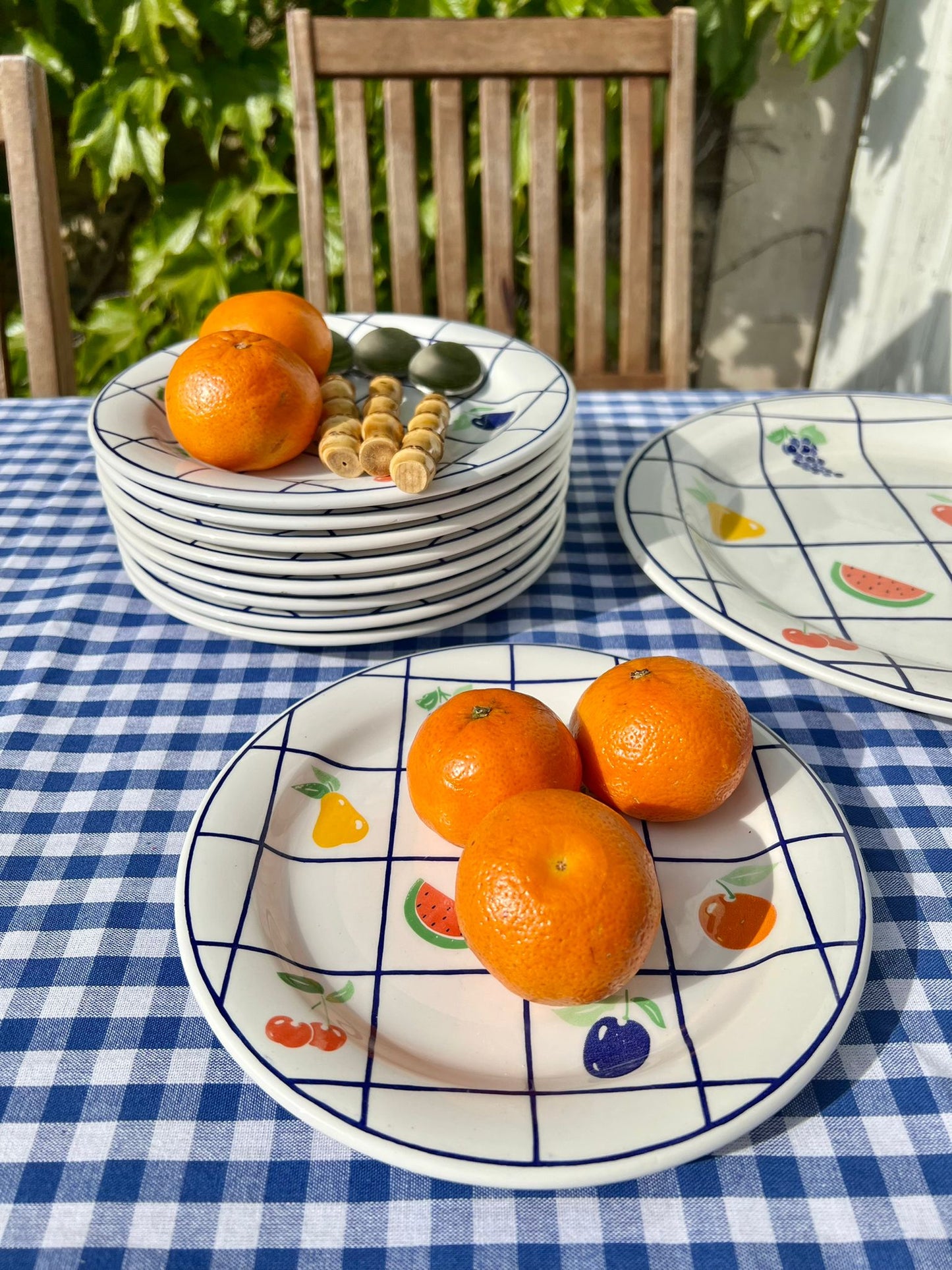 8 assiettes à dessert et un plat rond décor fruits