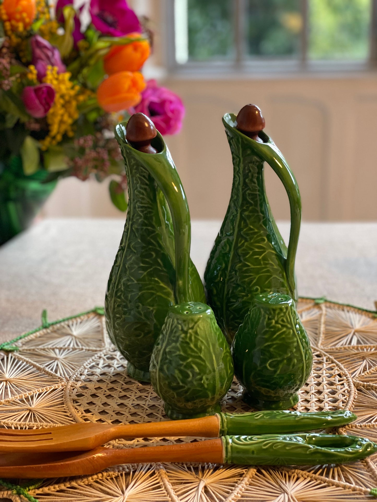 Ensemble huilier/vinaigrier, couverts à salade et salière/poivrière