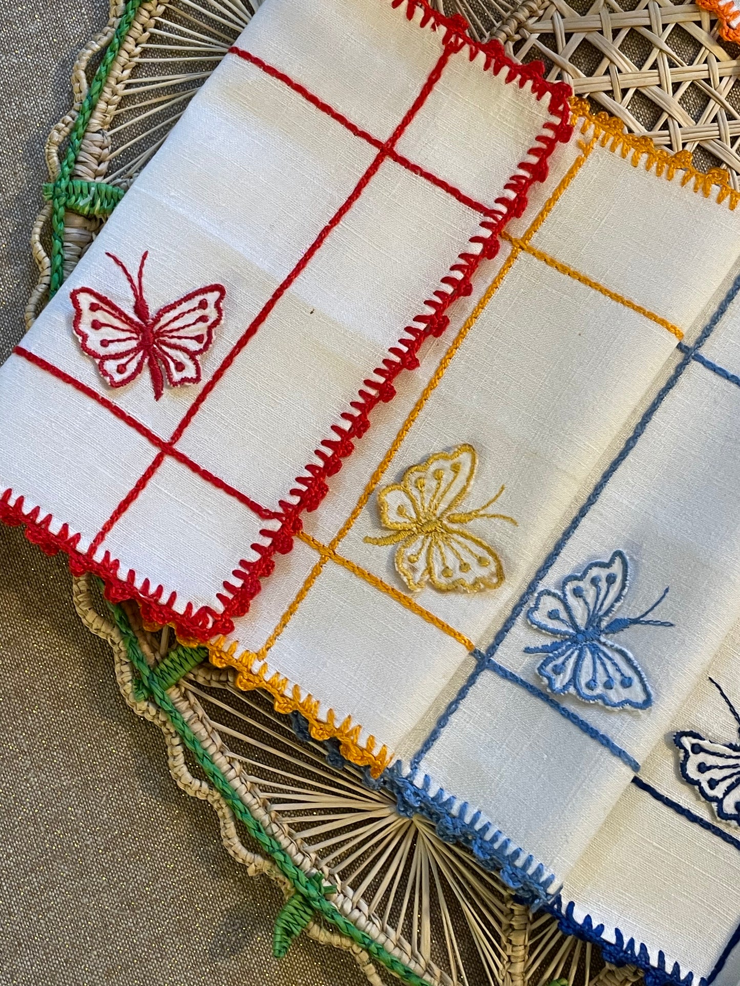 6 petites serviettes papillons brodées mains