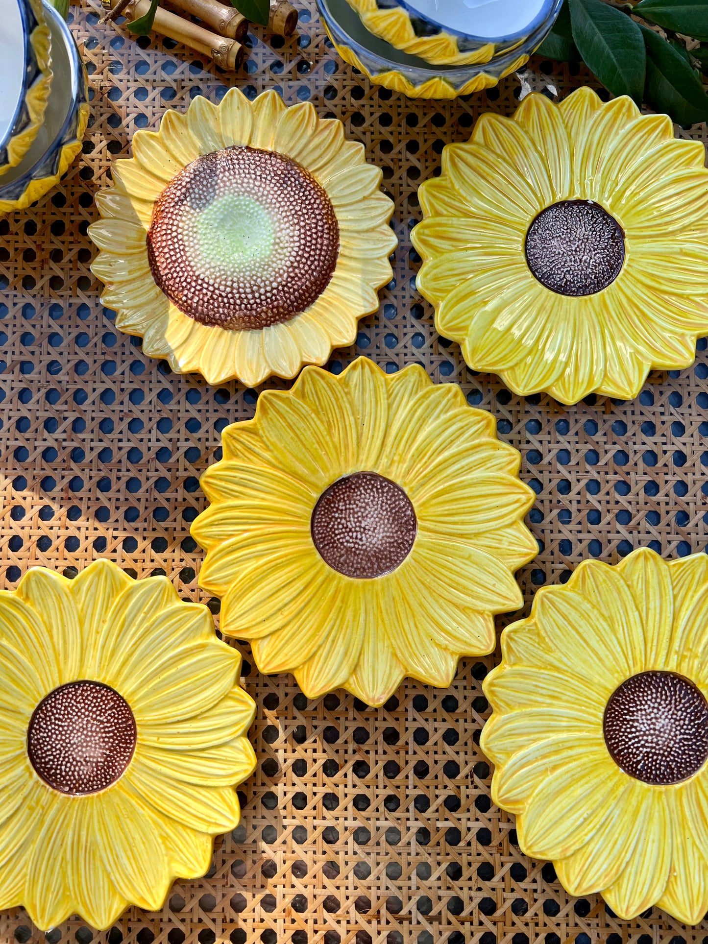 2 tasses à thé et 3 sous tasses tournesols