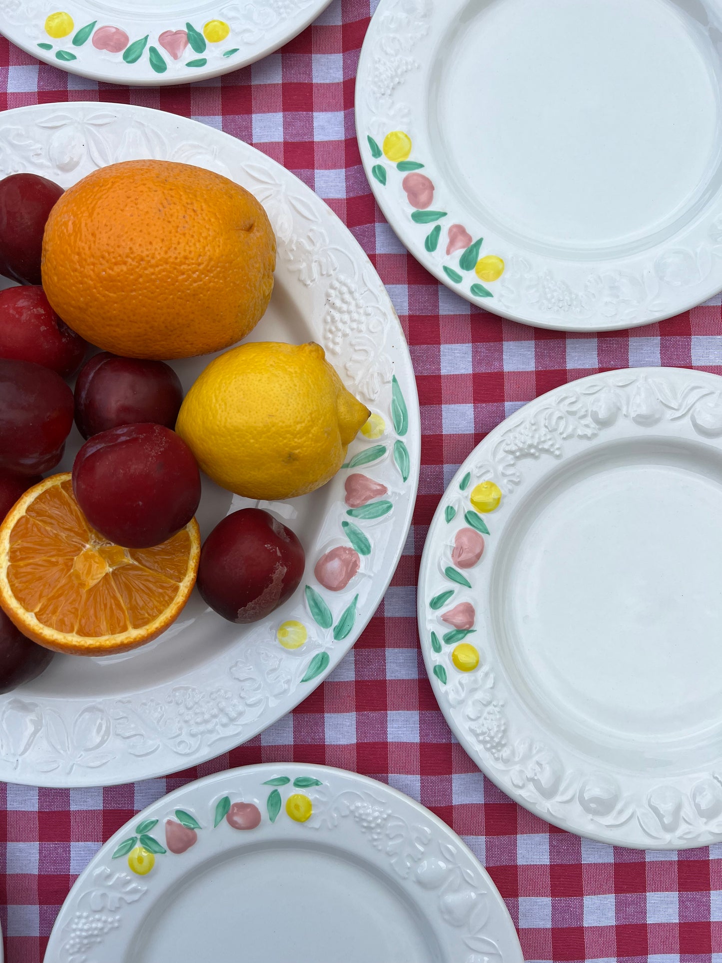 13 assiettes à dessert et 2 grands plats ronds décor fruits Made in Italy