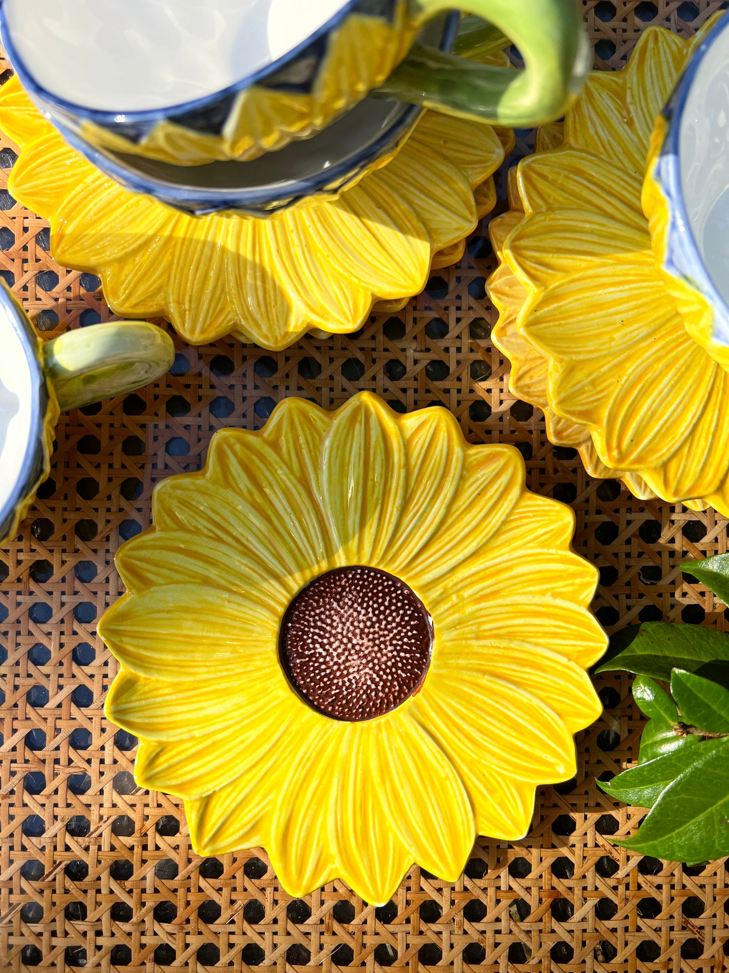 2 tasses à thé et 3 sous tasses tournesols