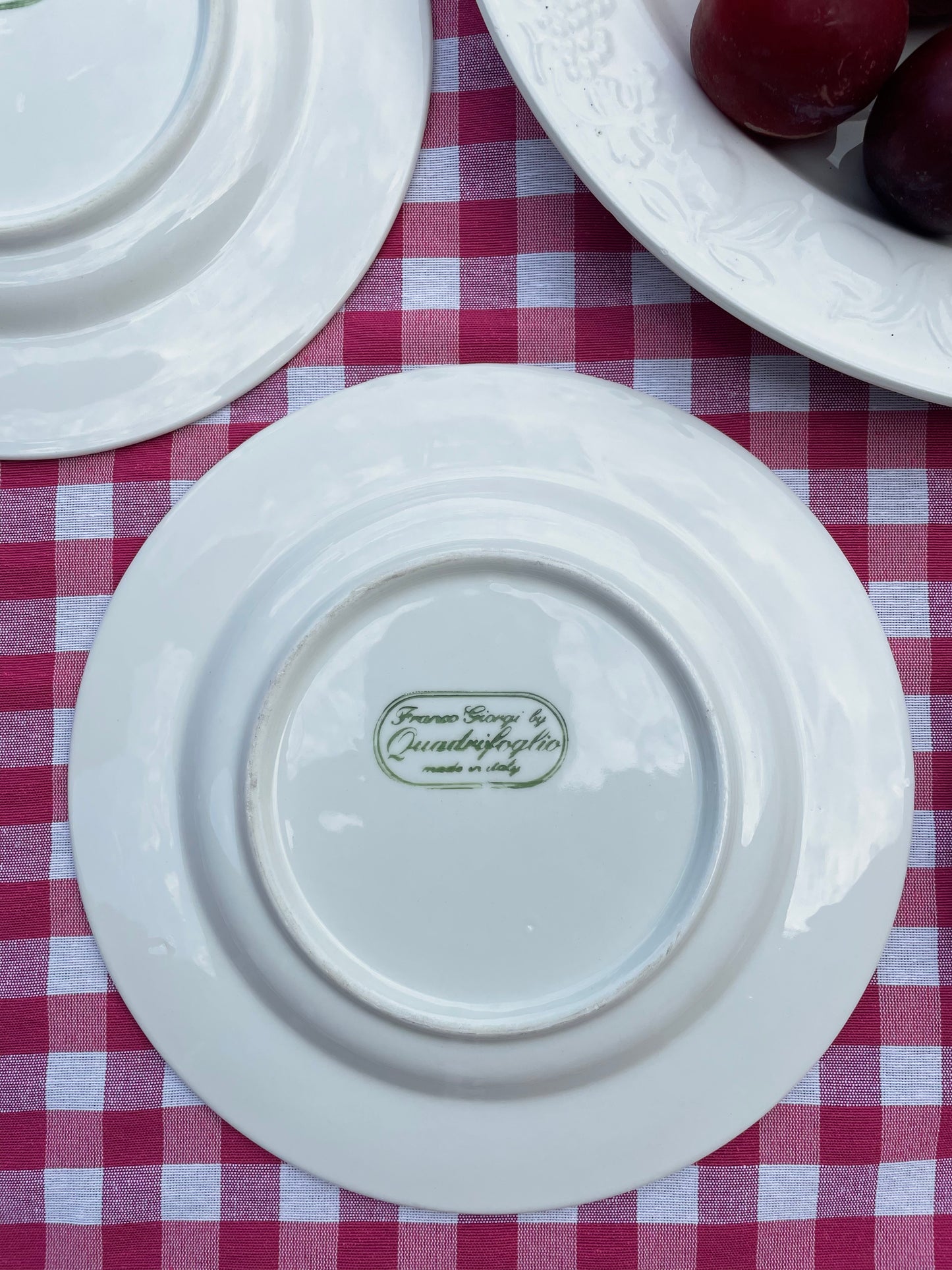 13 assiettes à dessert et 2 grands plats ronds décor fruits Made in Italy