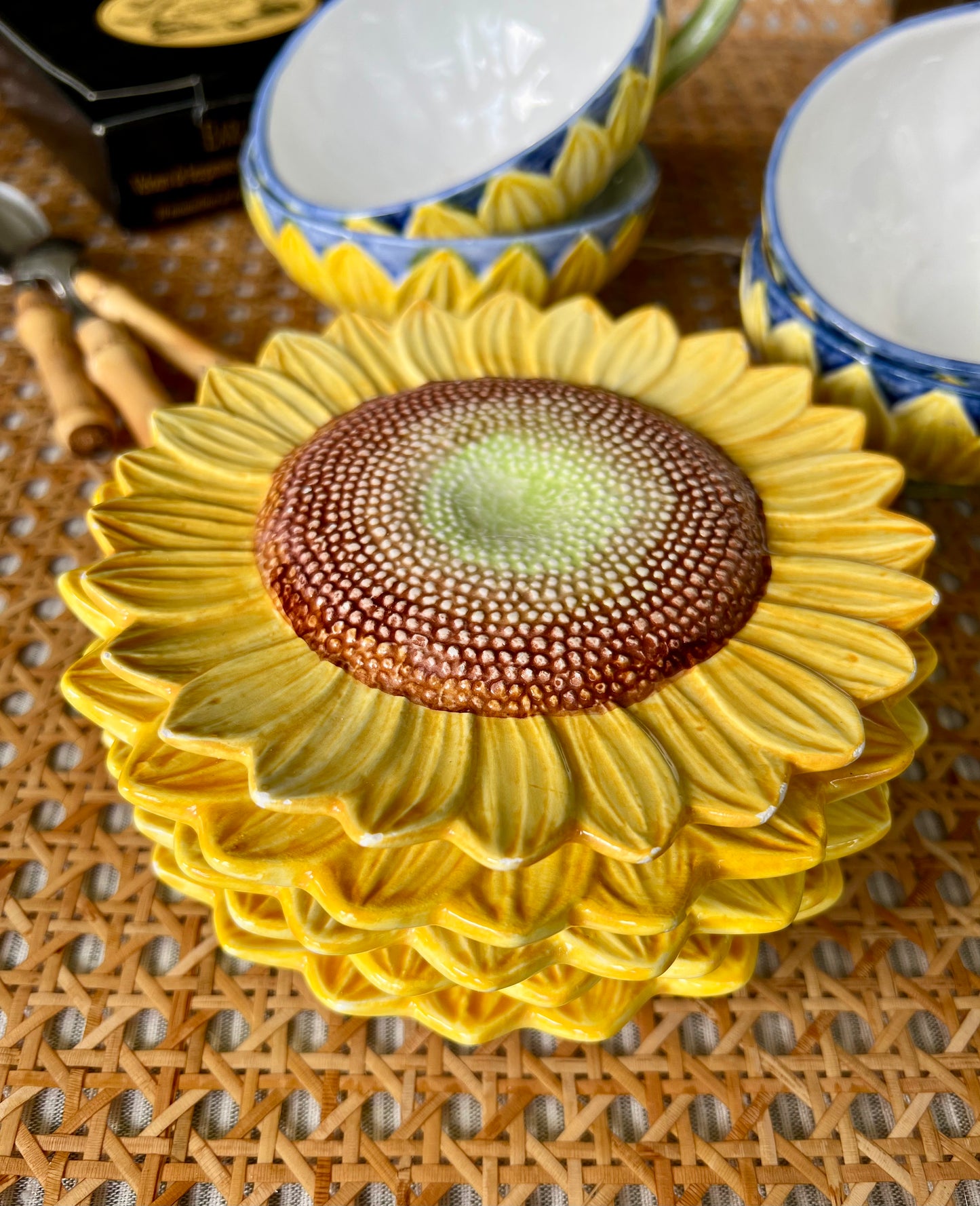 2 tasses à thé et 3 sous tasses tournesols