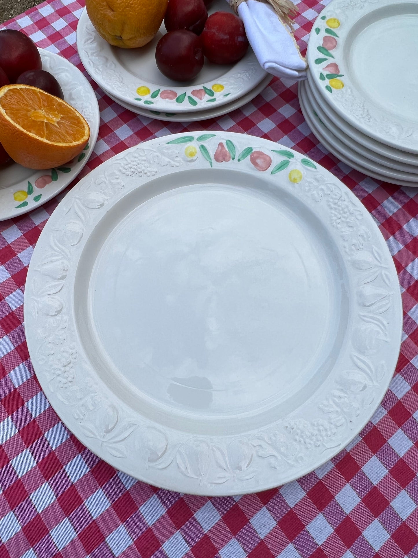 13 assiettes à dessert et 2 grands plats ronds décor fruits Made in Italy