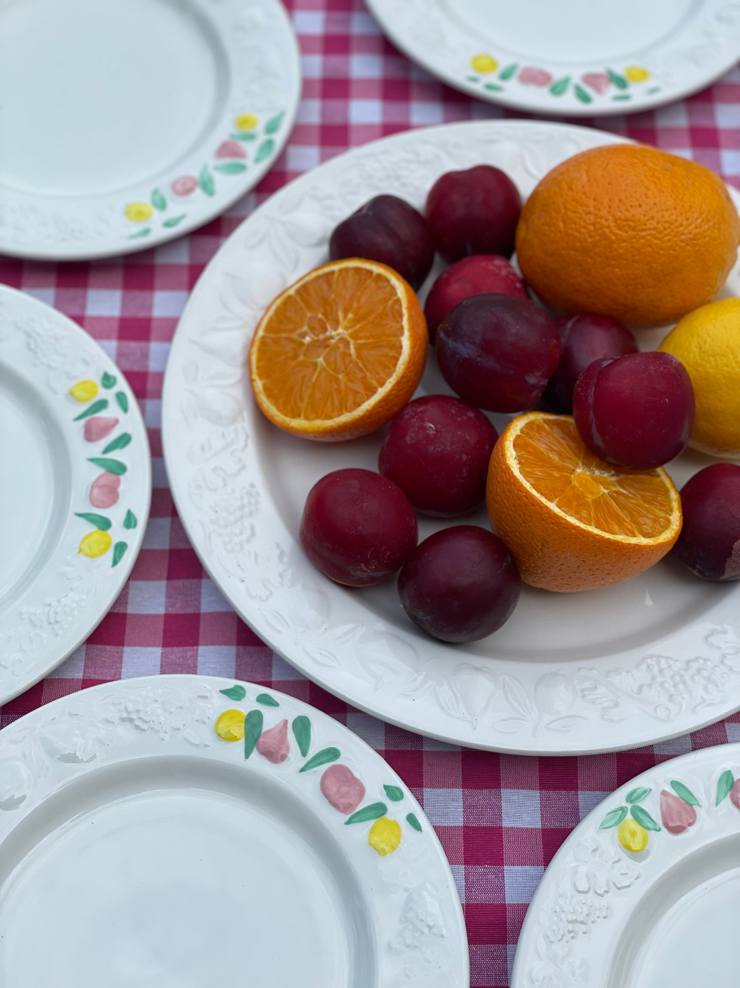 13 assiettes à dessert et 2 grands plats ronds décor fruits Made in Italy