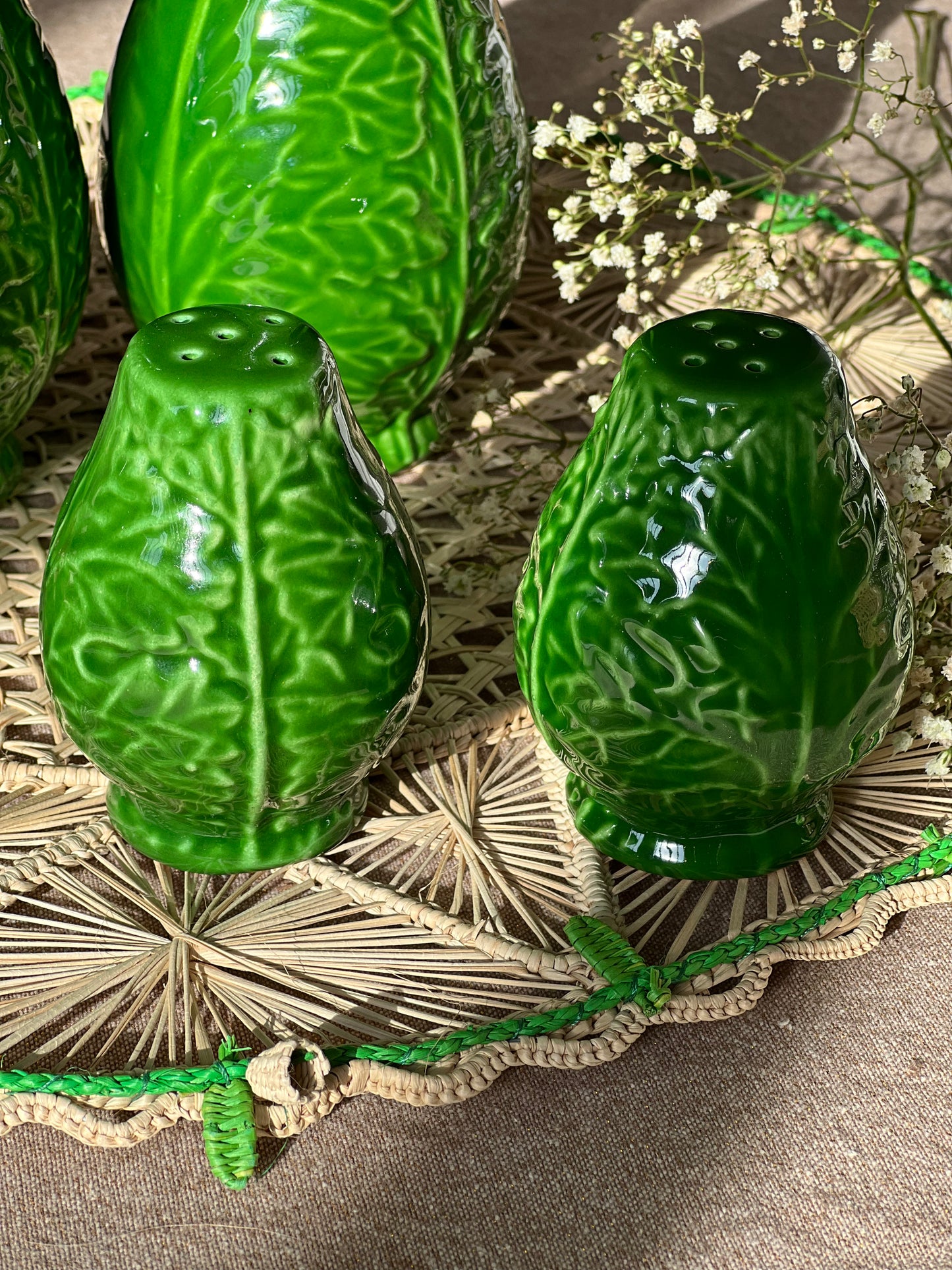 Ensemble huilier/vinaigrier, couverts à salade et salière/poivrière