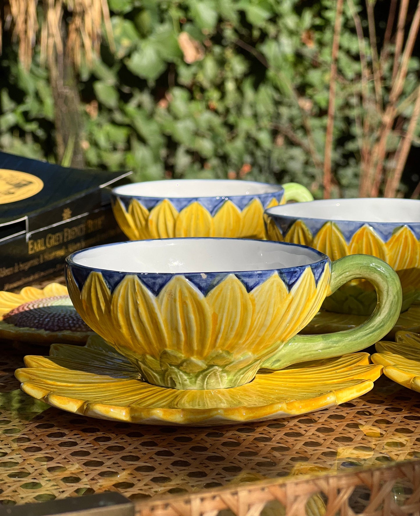 2 tasses à thé et 3 sous tasses tournesols