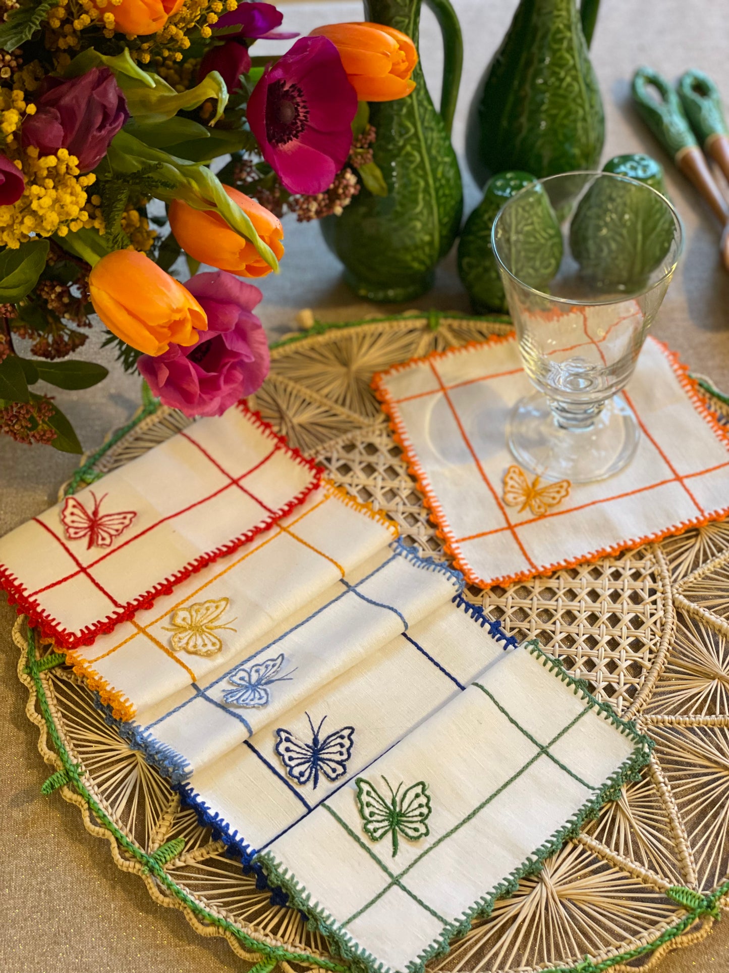 6 petites serviettes papillons brodées mains