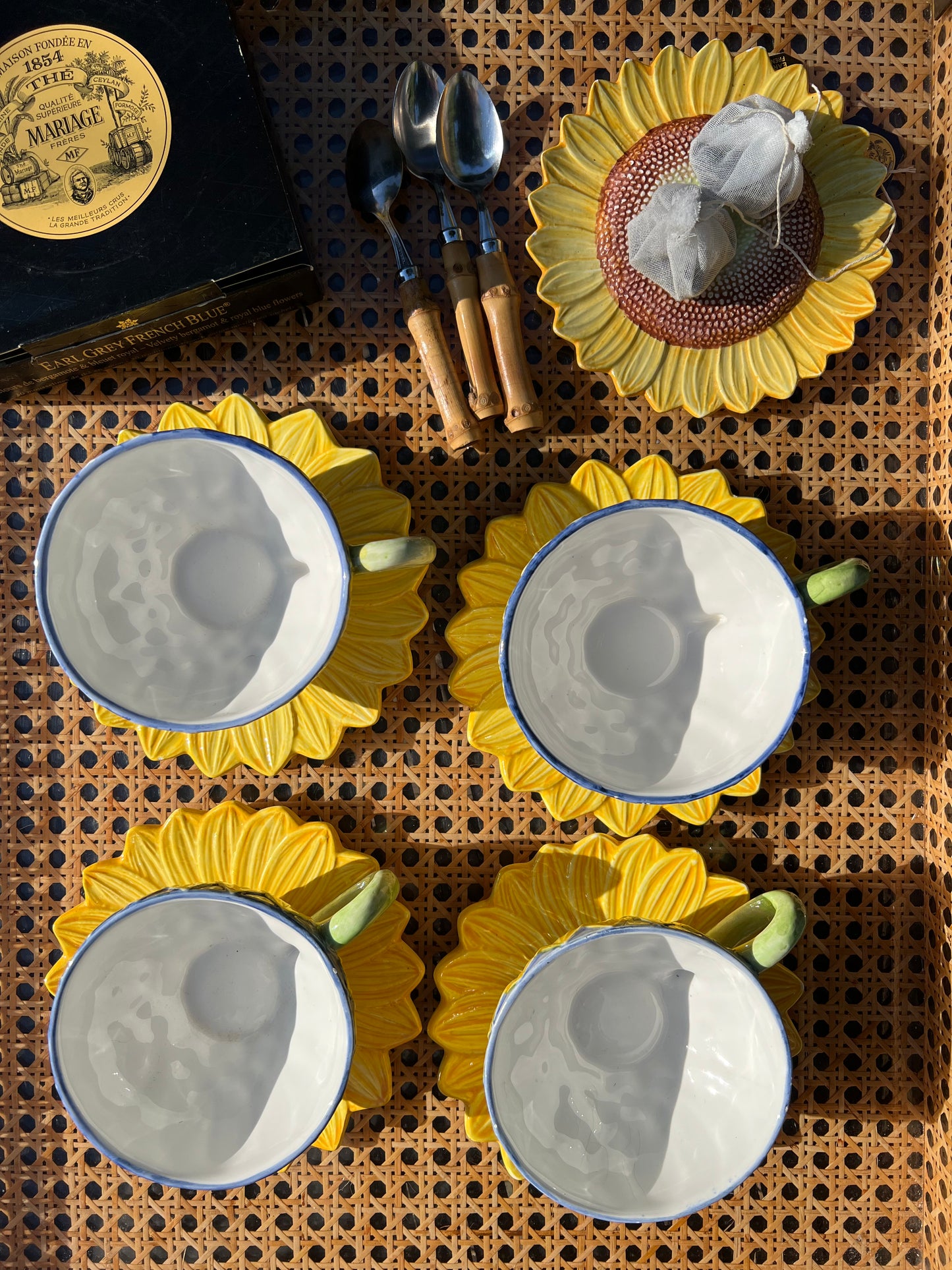 2 tasses à thé et 3 sous tasses tournesols