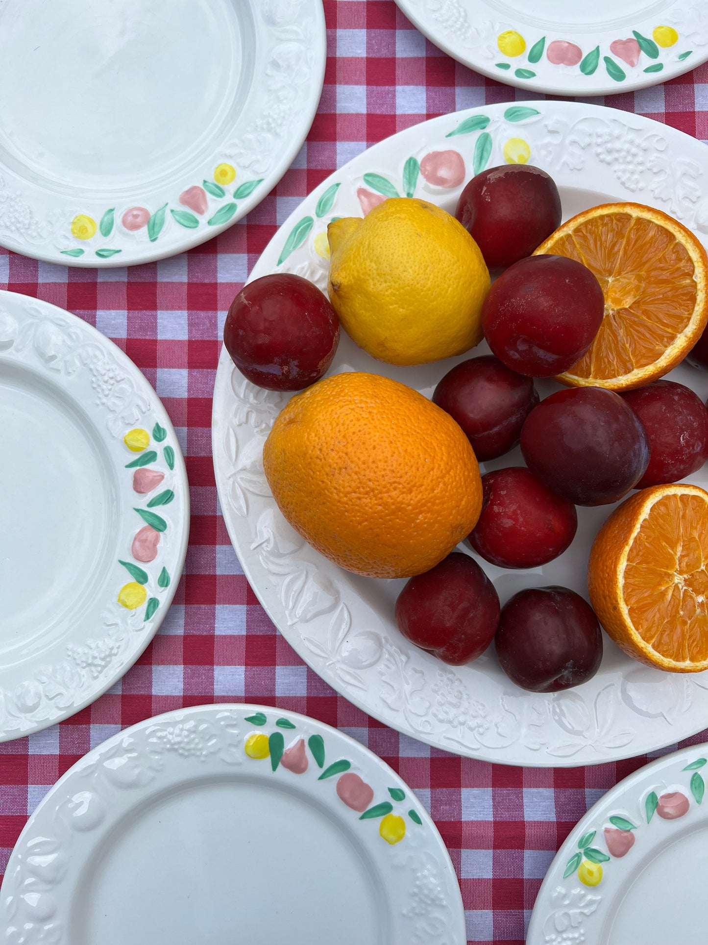13 assiettes à dessert et 2 grands plats ronds décor fruits Made in Italy