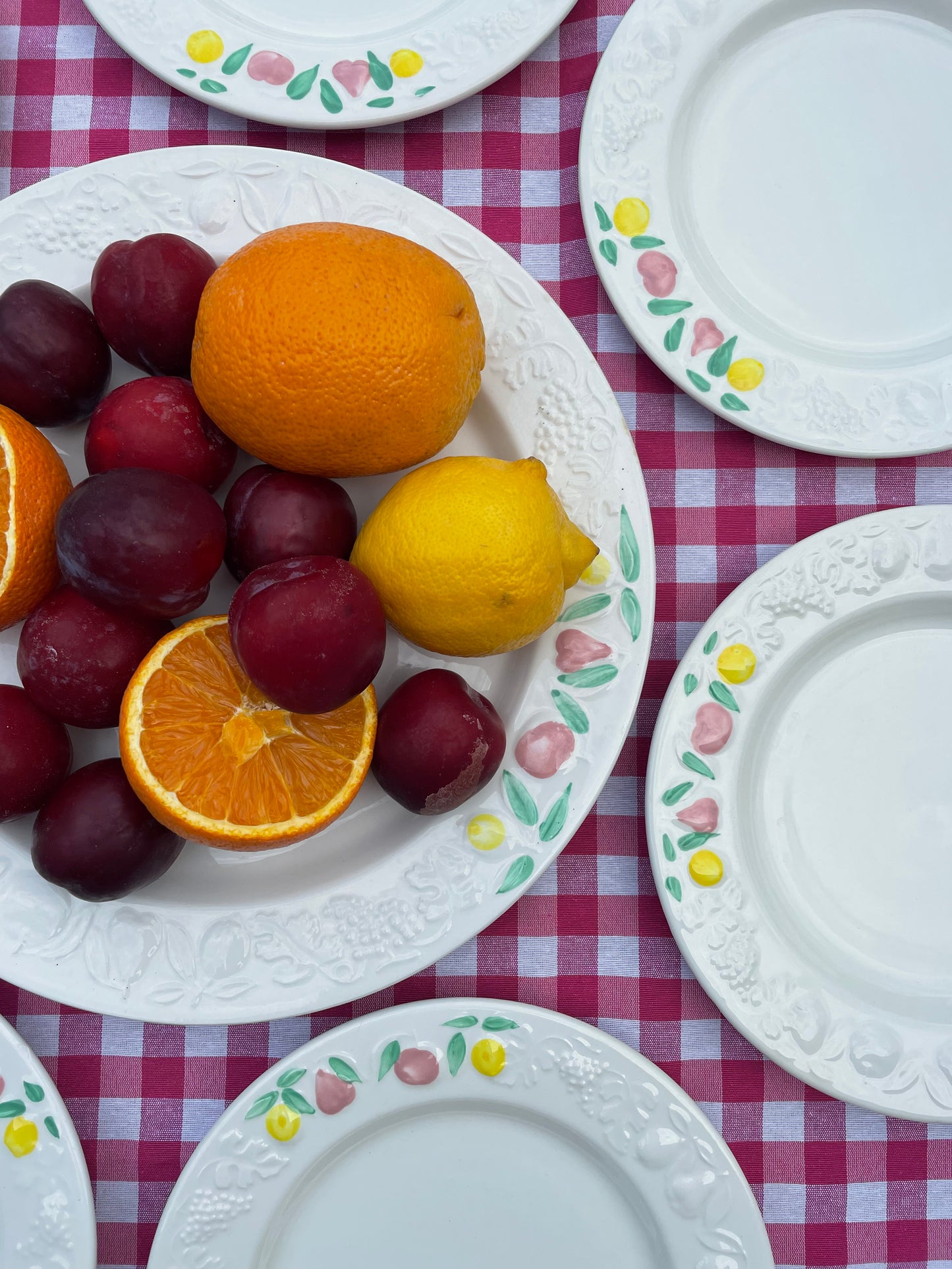 13 assiettes à dessert et 2 grands plats ronds décor fruits Made in Italy