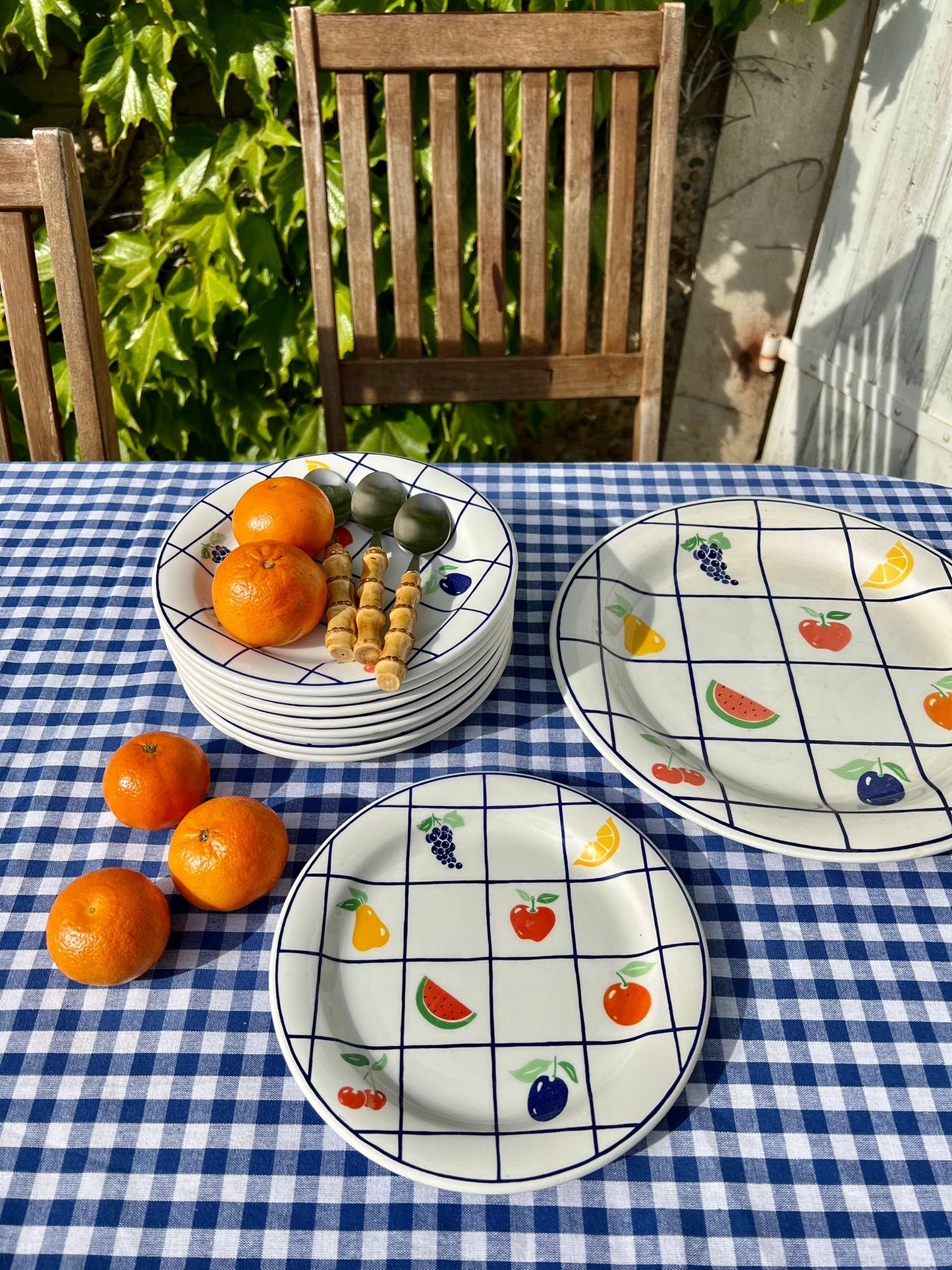 8 assiettes à dessert et un plat rond décor fruits