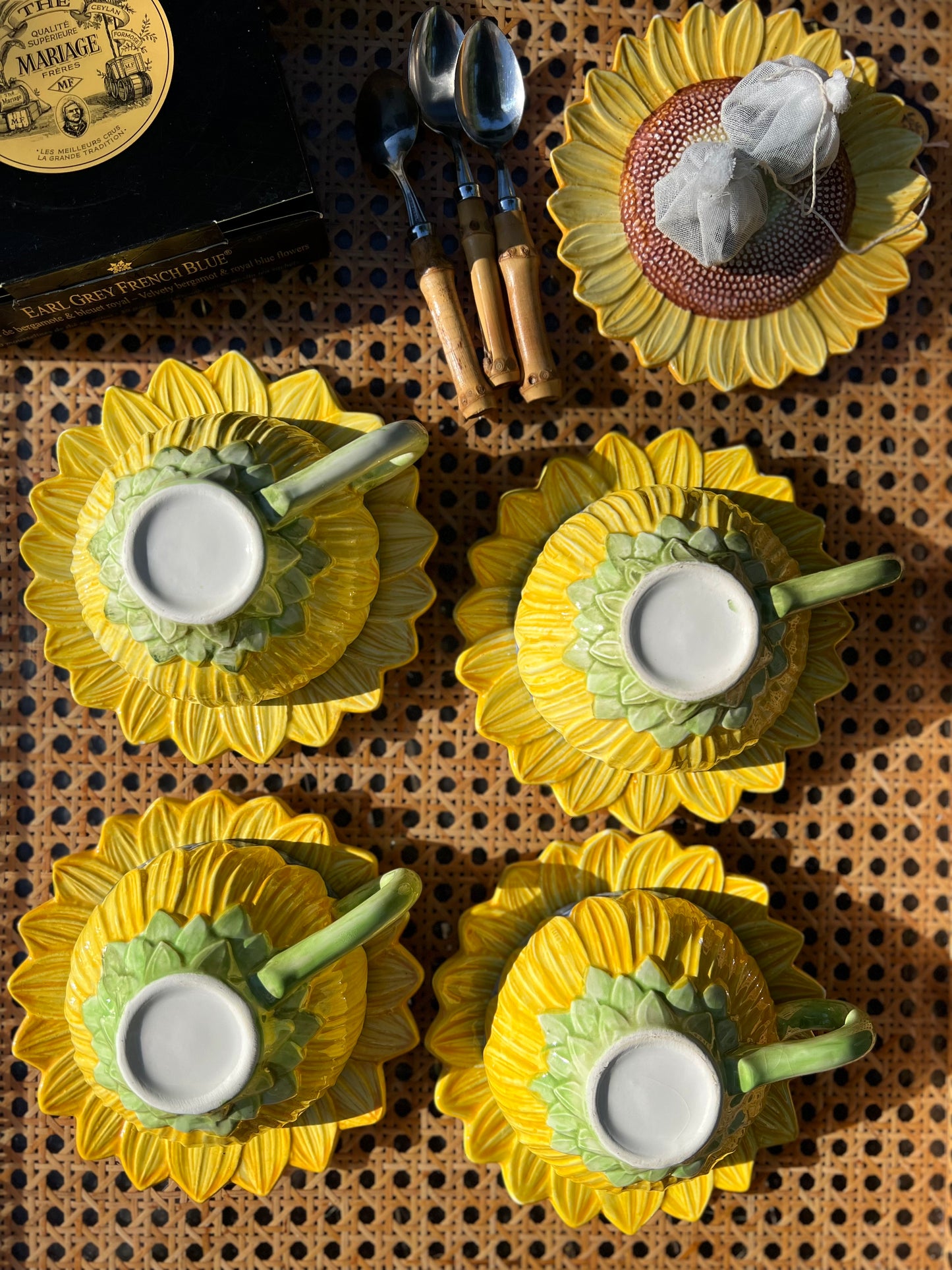 2 tasses à thé et 3 sous tasses tournesols