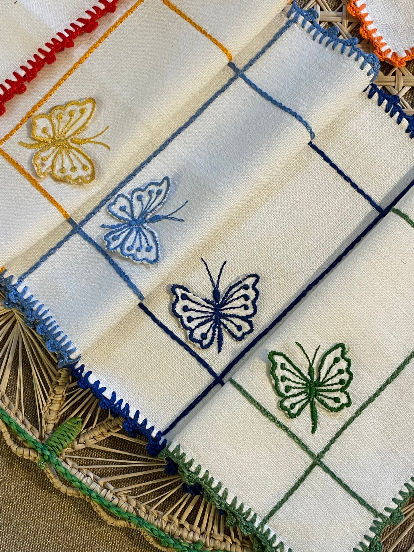 6 petites serviettes papillons brodées mains