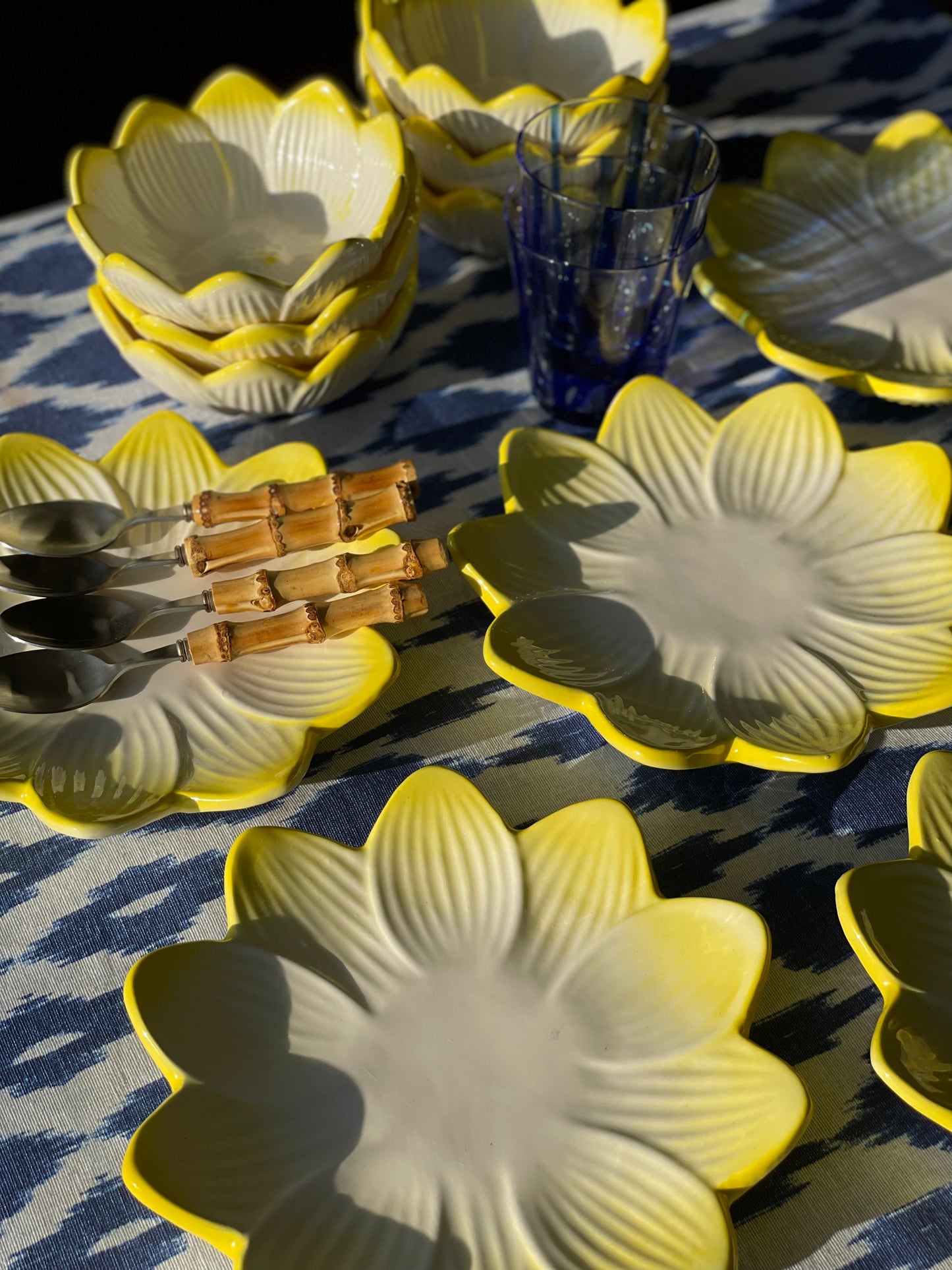 6 coupelles et 6 assiettes nénuphars jaune
