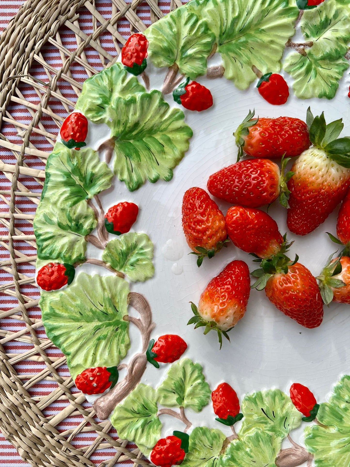 Grande assiette décor fraises