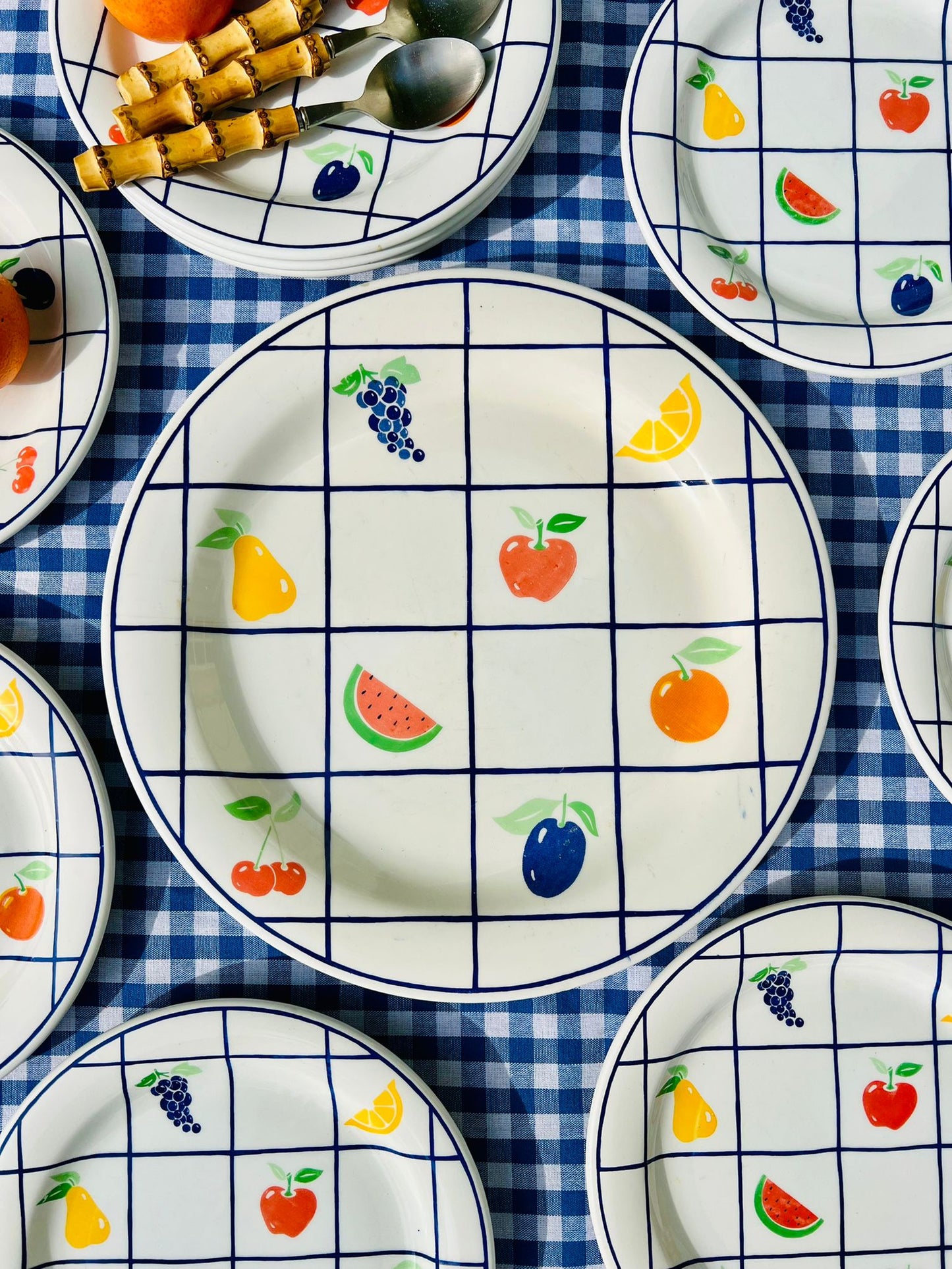 8 assiettes à dessert et un plat rond décor fruits