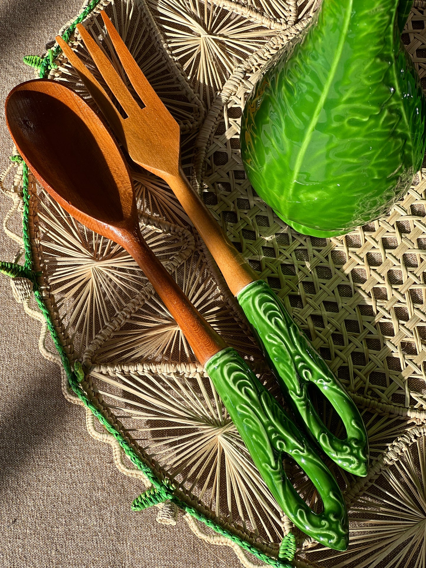 Ensemble huilier/vinaigrier, couverts à salade et salière/poivrière